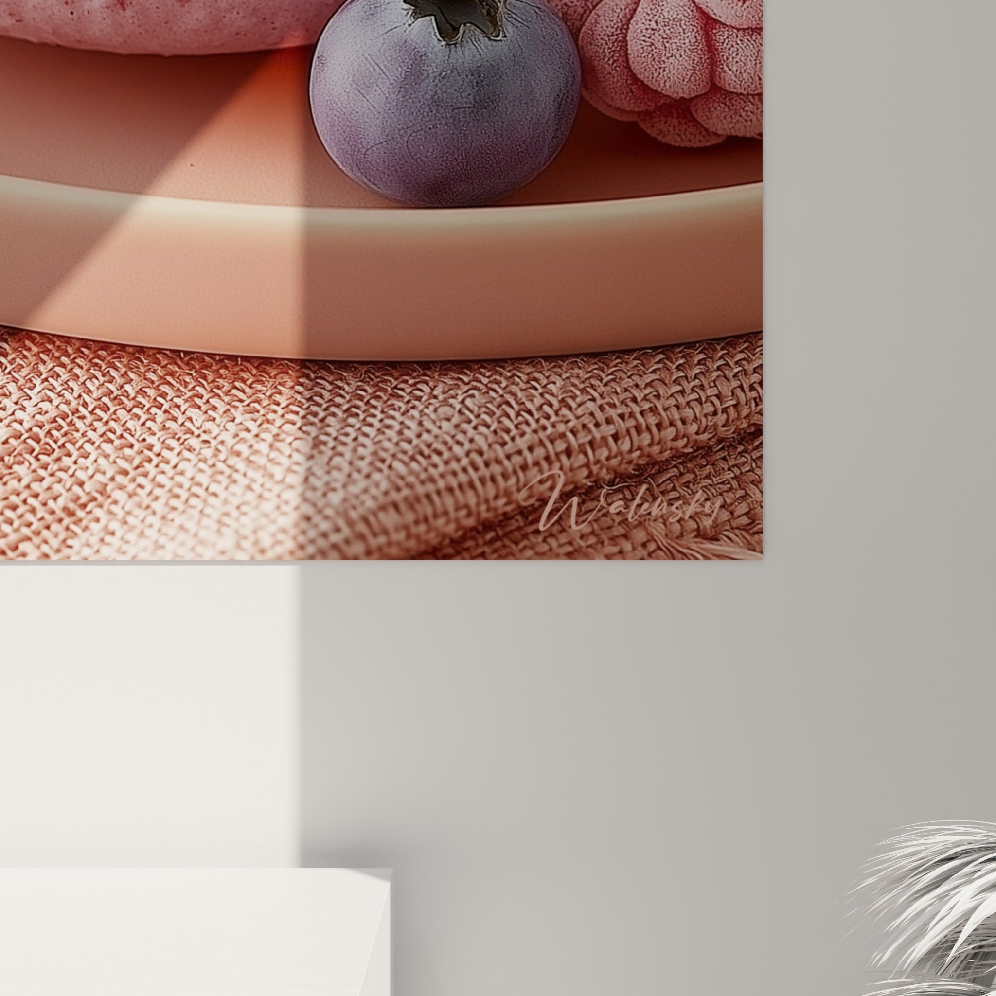 Grain sucré de la coque rose et éclat luisant de la garniture, avec mûres violettes détaillées