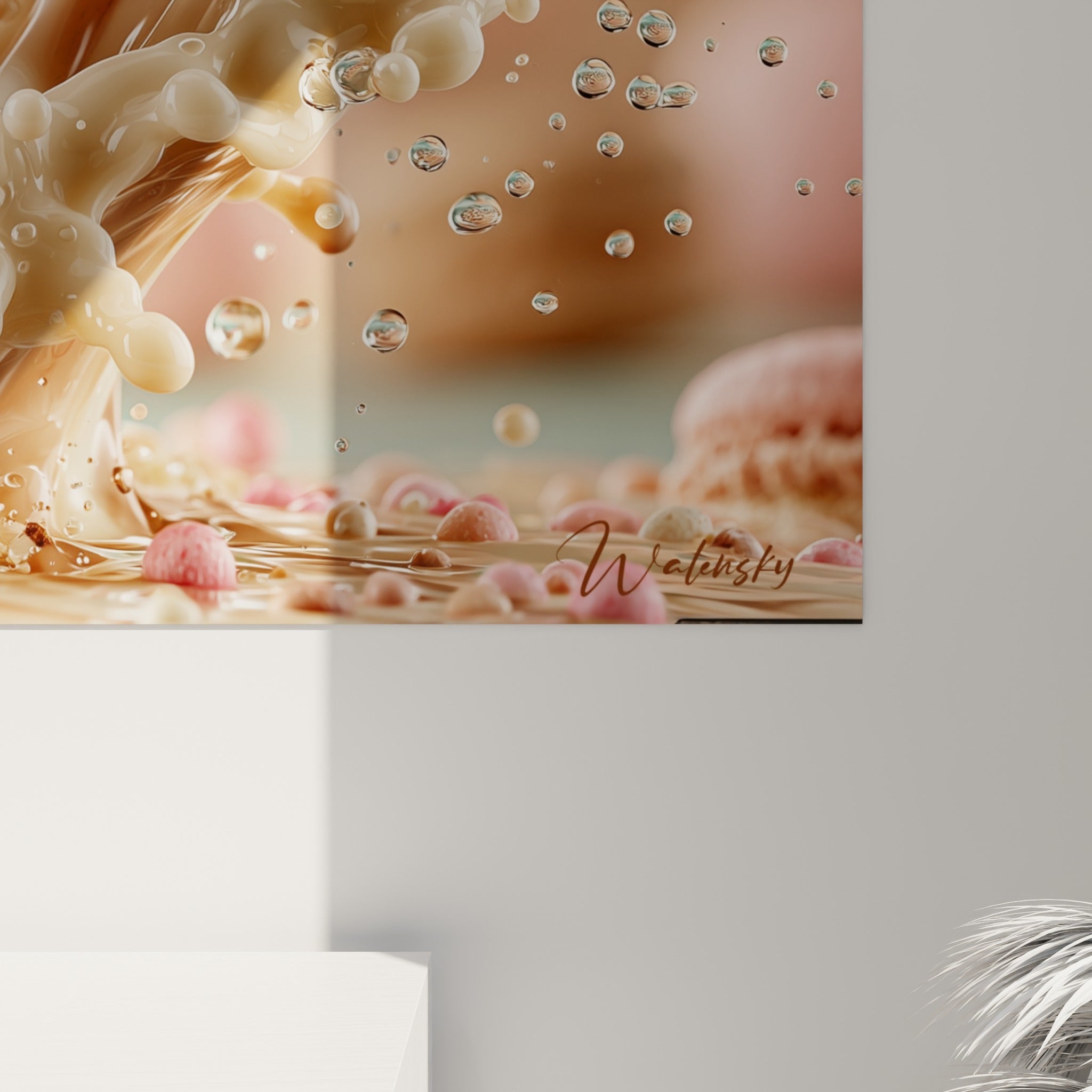 Grain du biscuit rose et coulures crème ivoire visibles de près sur la toile