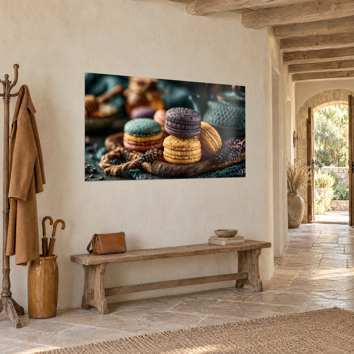 Cuadro pastelería en violeta y ocre dorado, lavanda seca y cordel de yute, colgado junto a una entrada abovedada de piedra