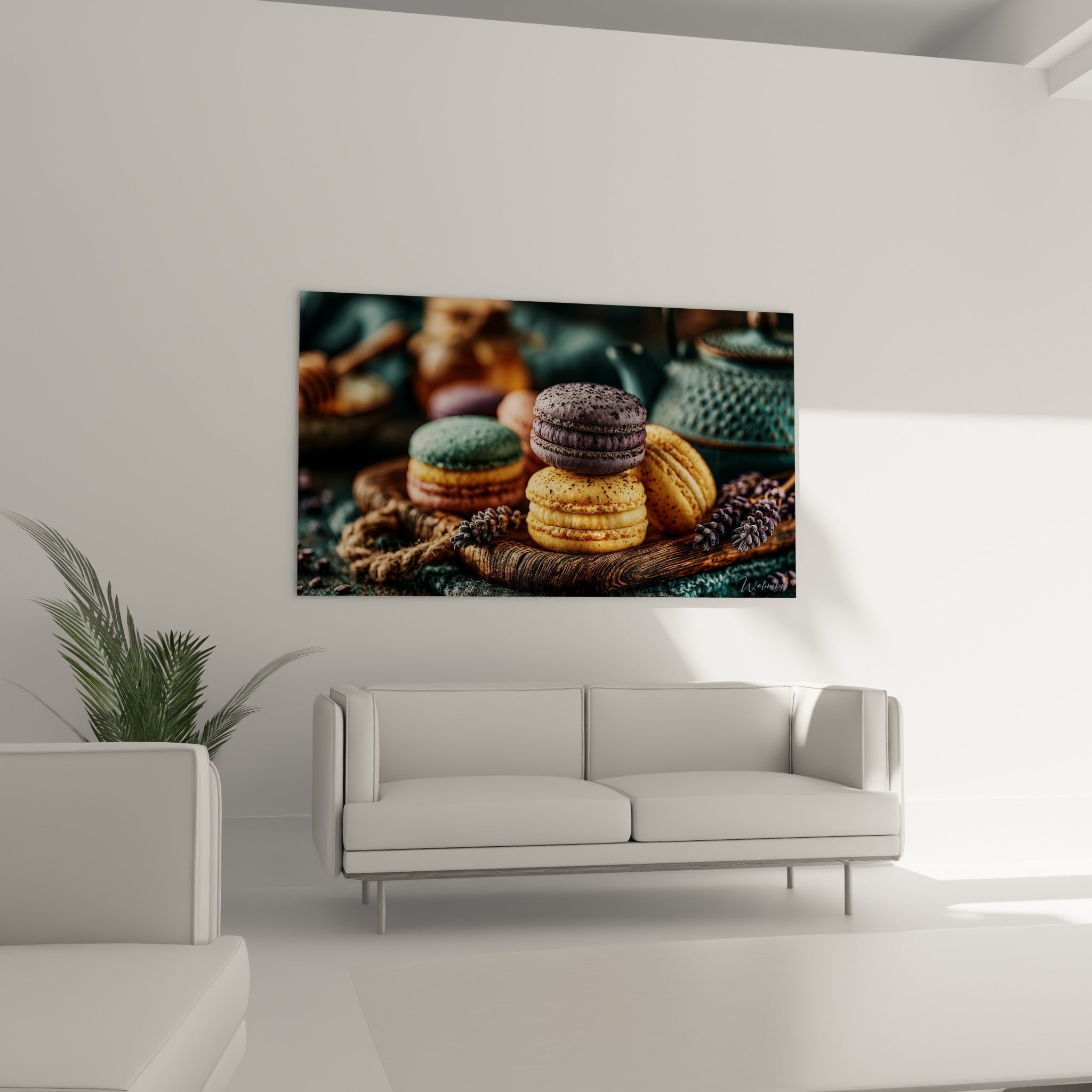 Macarons violets et ocre à la texture craquelée, brins de lavande, au-dessus d'un canapé dans un salon lumineux