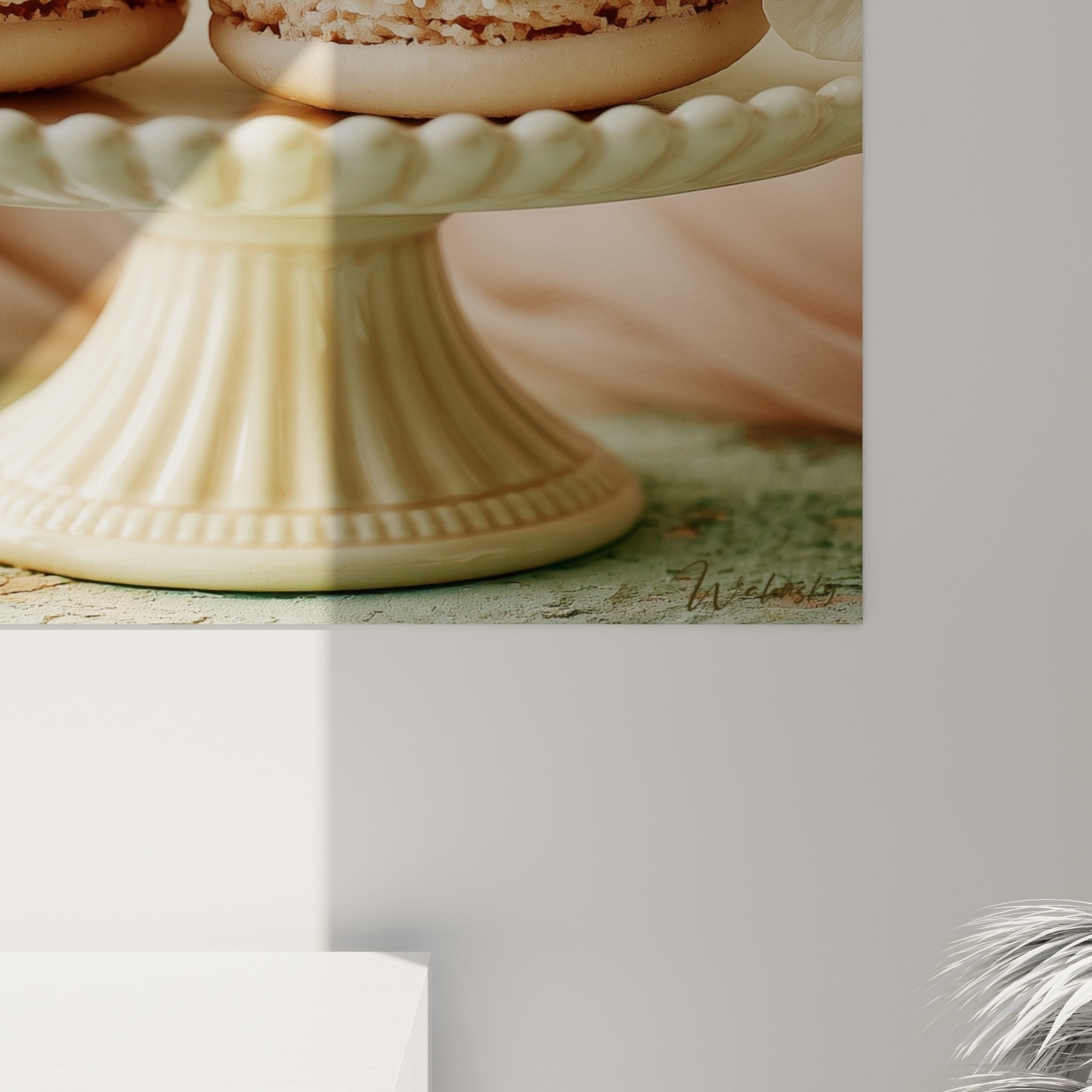 Gros plan sur la texture croquante rose pâle et la garniture blanc crème perlée des macarons
