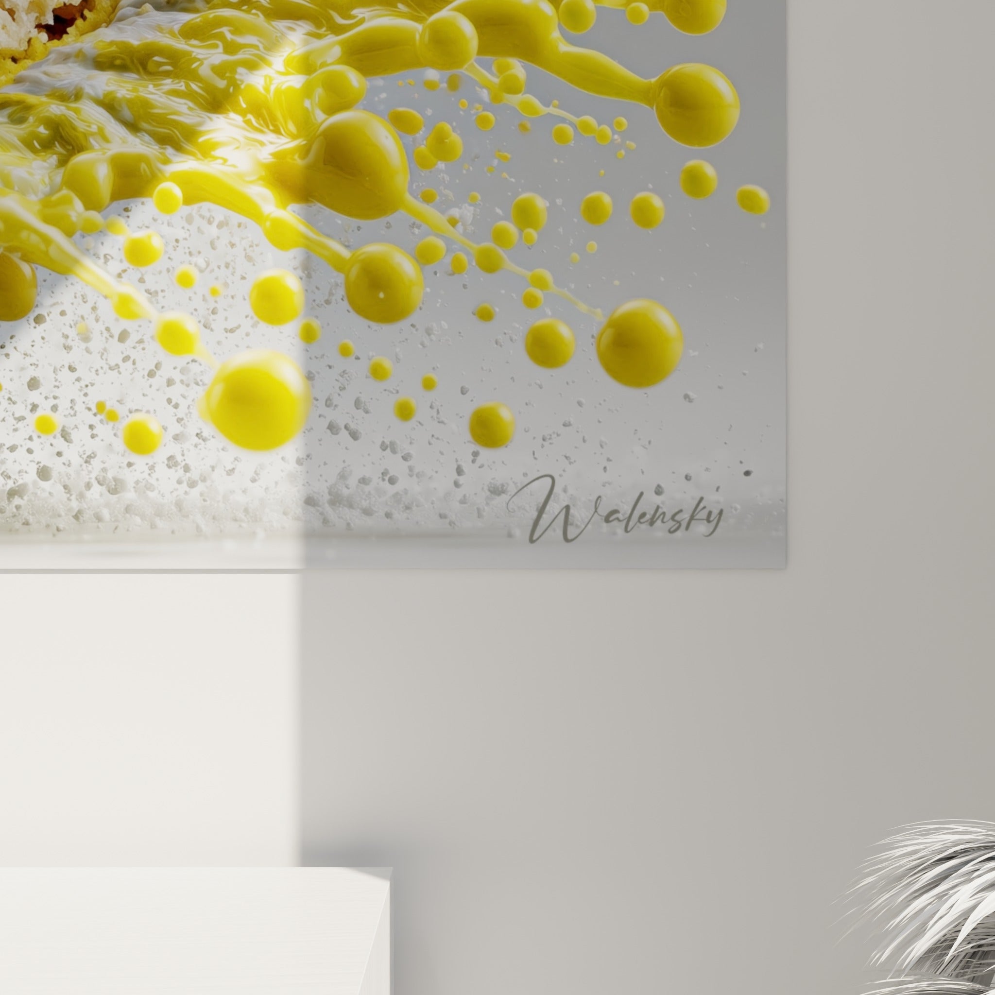Détail des gouttes rondes jaune éclatant et de la texture crémeuse du macaron contre le fond gris
