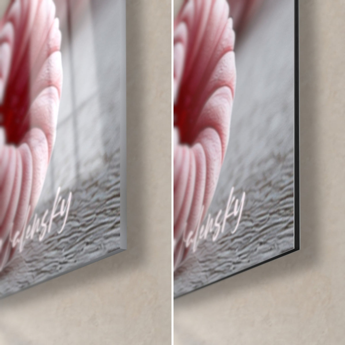 Tableau macaron rose et brun en gros plan, coin bas droit : verre acrylique brillant à gauche, alu Dibond gris mat à droite, tranche de 3 mm