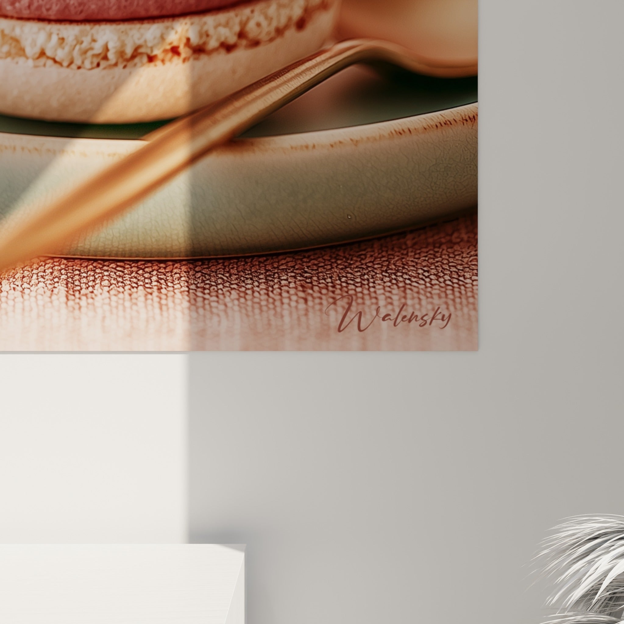 Empilement de macarons vu de près, textures crémeuses rose poudré et chocolat foncé côte à côte