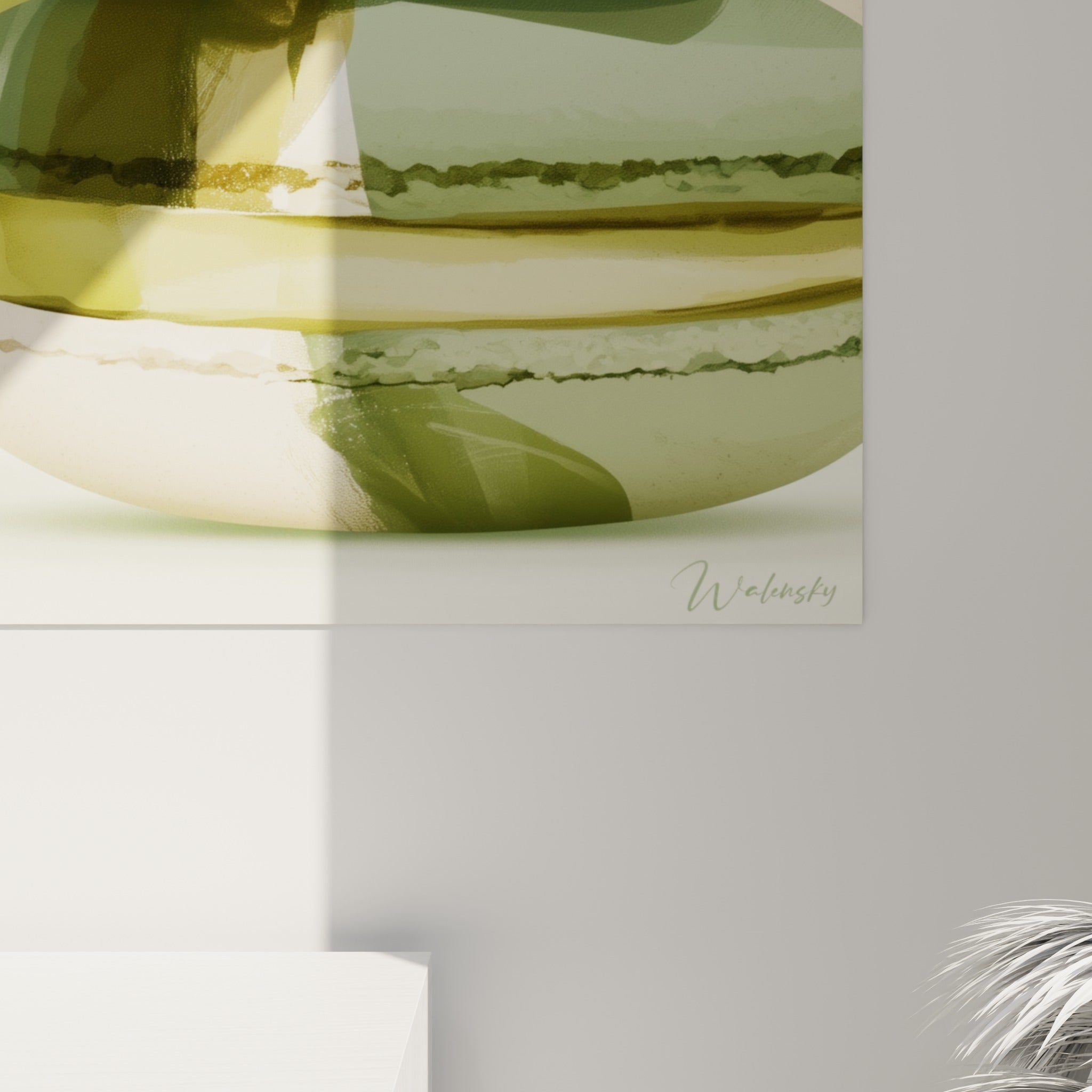 Empâtements dorés et coulures vert sauge se mêlent sur la surface de l'œuvre, révélant le grain de l'impression