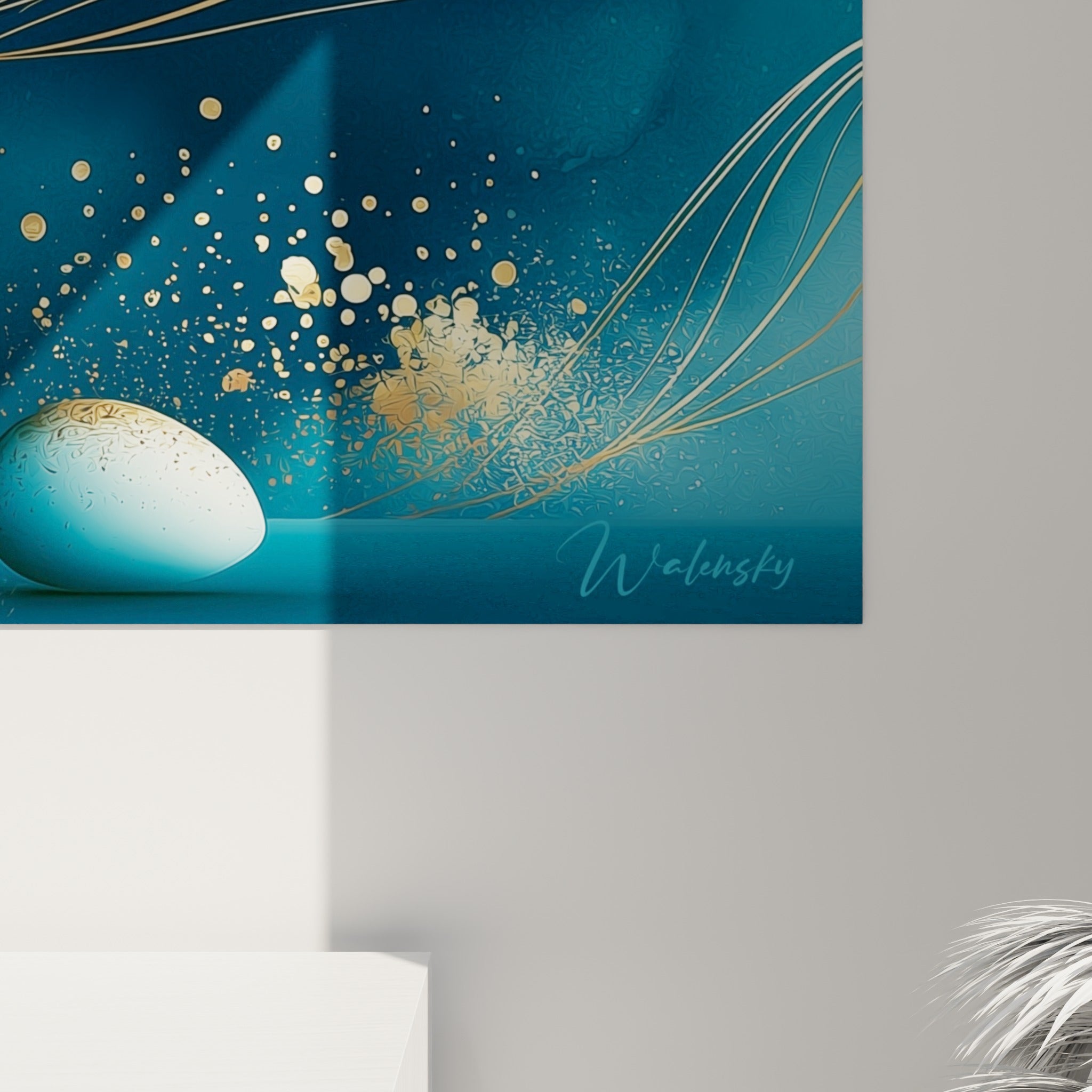 Coque de macaron bleu marine en gros plan, grain aquarelle et éclats dorés qui se mêlent à la matière.