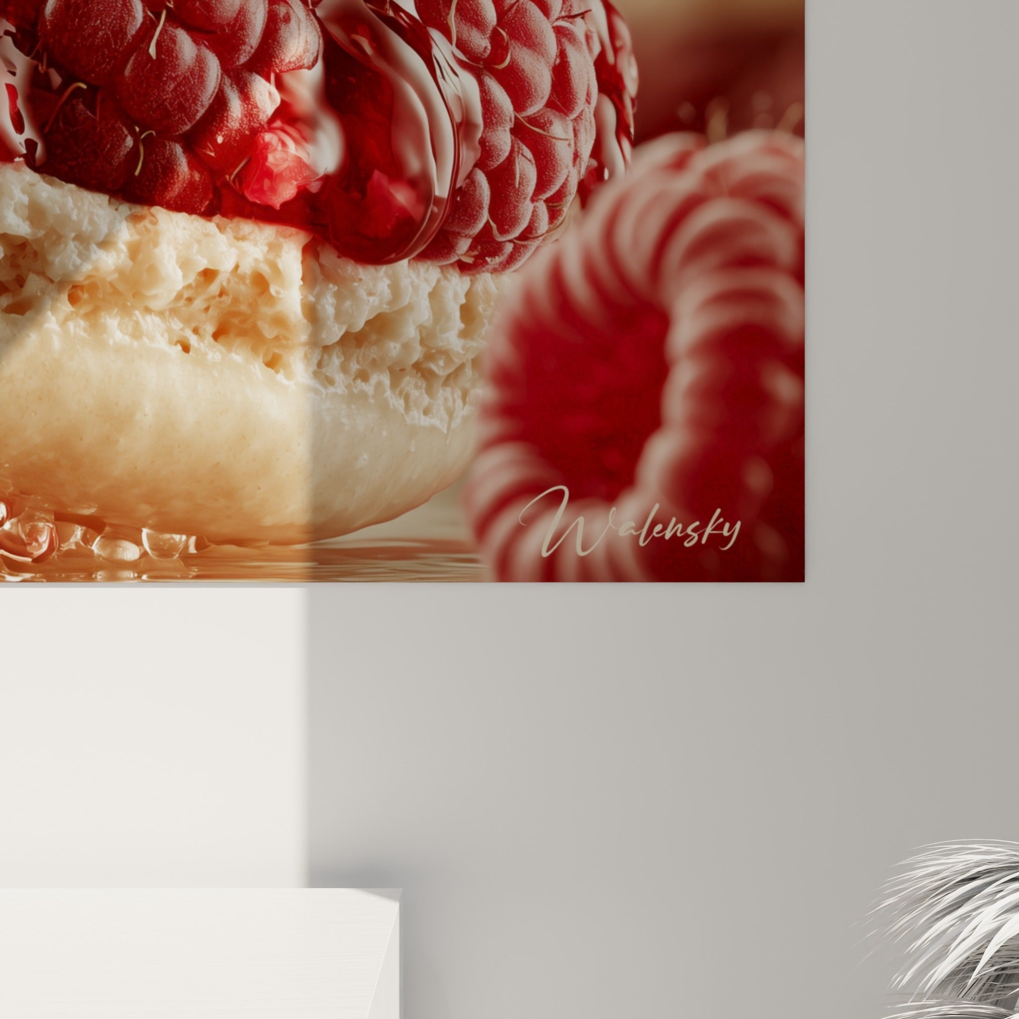 Gouttelettes cristallines et texture granuleuse rouge framboise visibles de près sur la toile imprimée