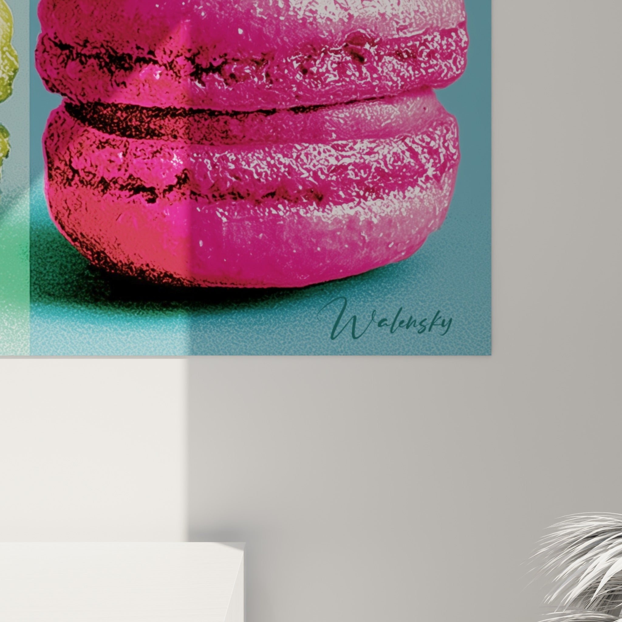 Texture granuleuse et coulures rose fuchsia et bleu turquoise visibles de près sur ce tableau macaron