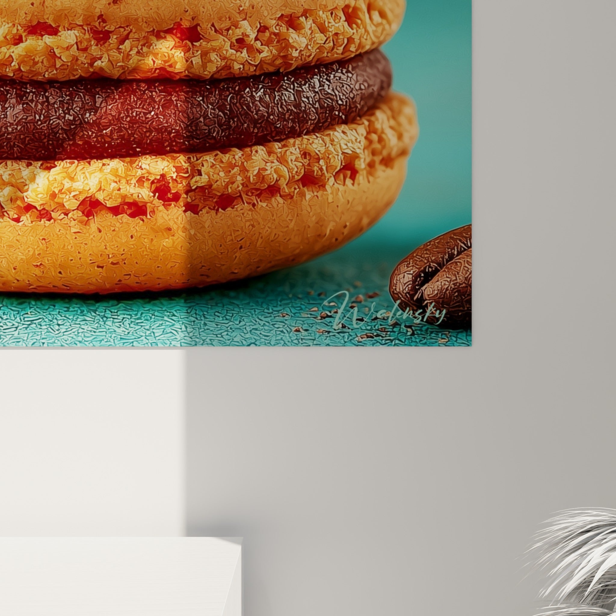 Détail de la coque tachetée du macaron framboise et de la ganache brune fondante