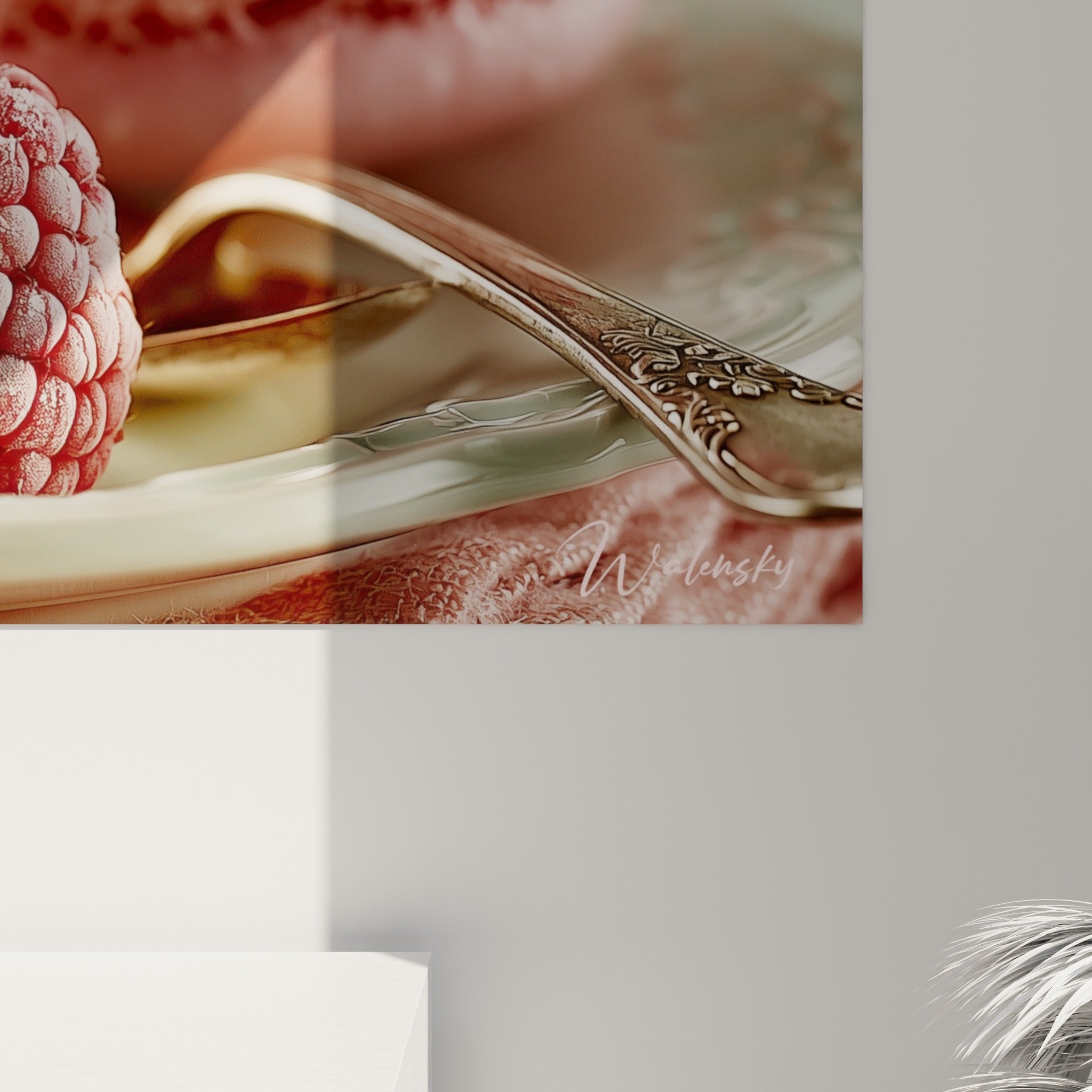 Grain givré de la framboise et texture crémeuse rose poudré du macaron, coulures visibles sur la coque