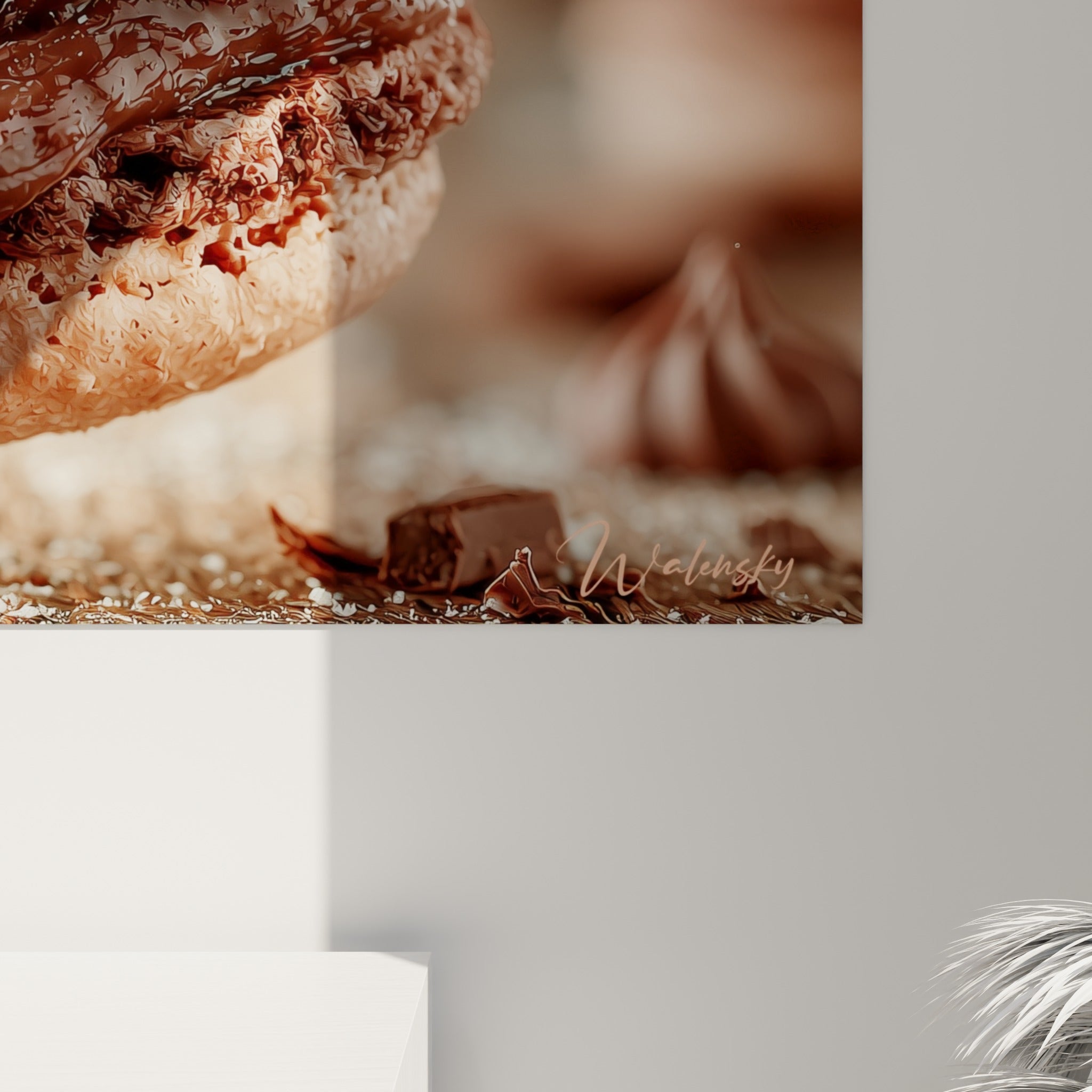 Texture granuleuse de la coquille rose et gouttelettes de chocolat brun figées sur l'impression du tableau