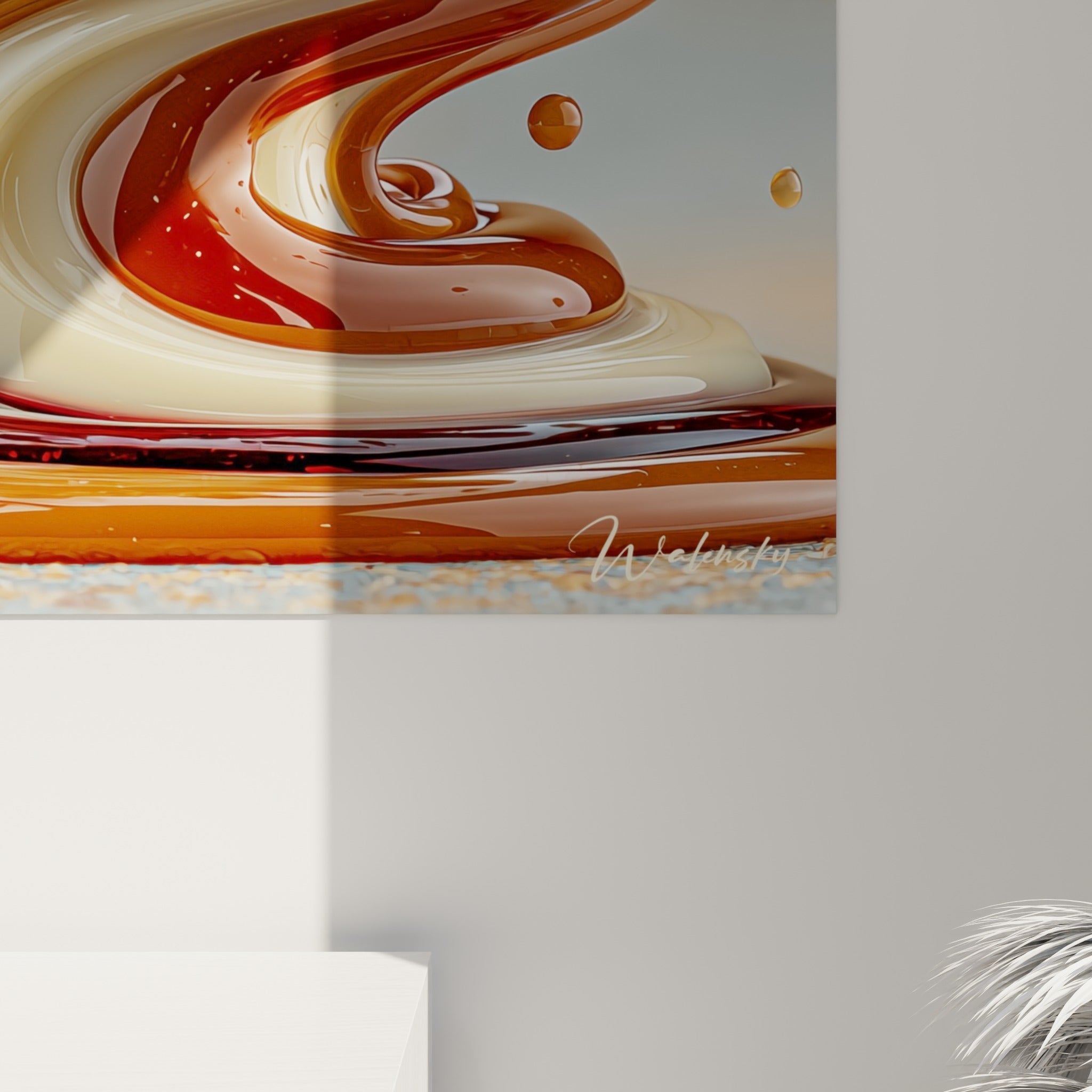 Coulures brillantes de caramel doré et coulis rouge révélant le grain texturé du macaron imprimé