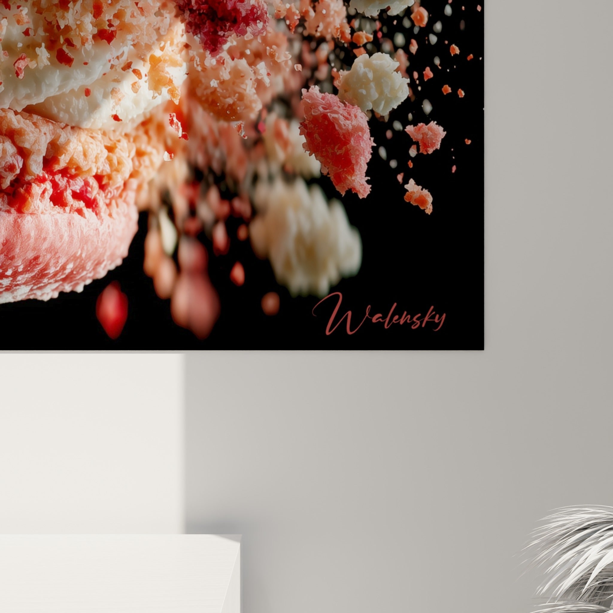 Grain de la crème blanche striée et particules roses poudrées visibles en gros détail sur la toile