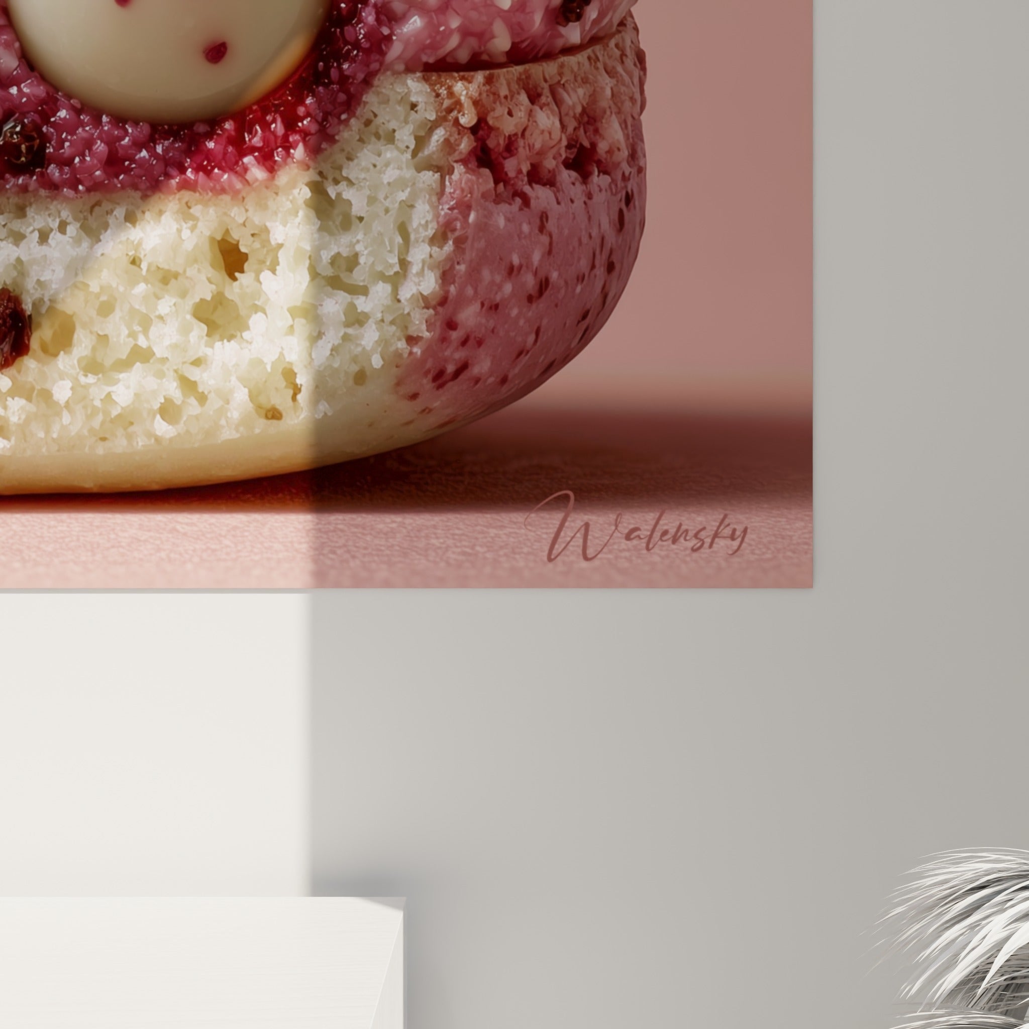 Grain de la coque rose et texture alvéolée du macaron visibles de près, éclats bordeaux et ivoire