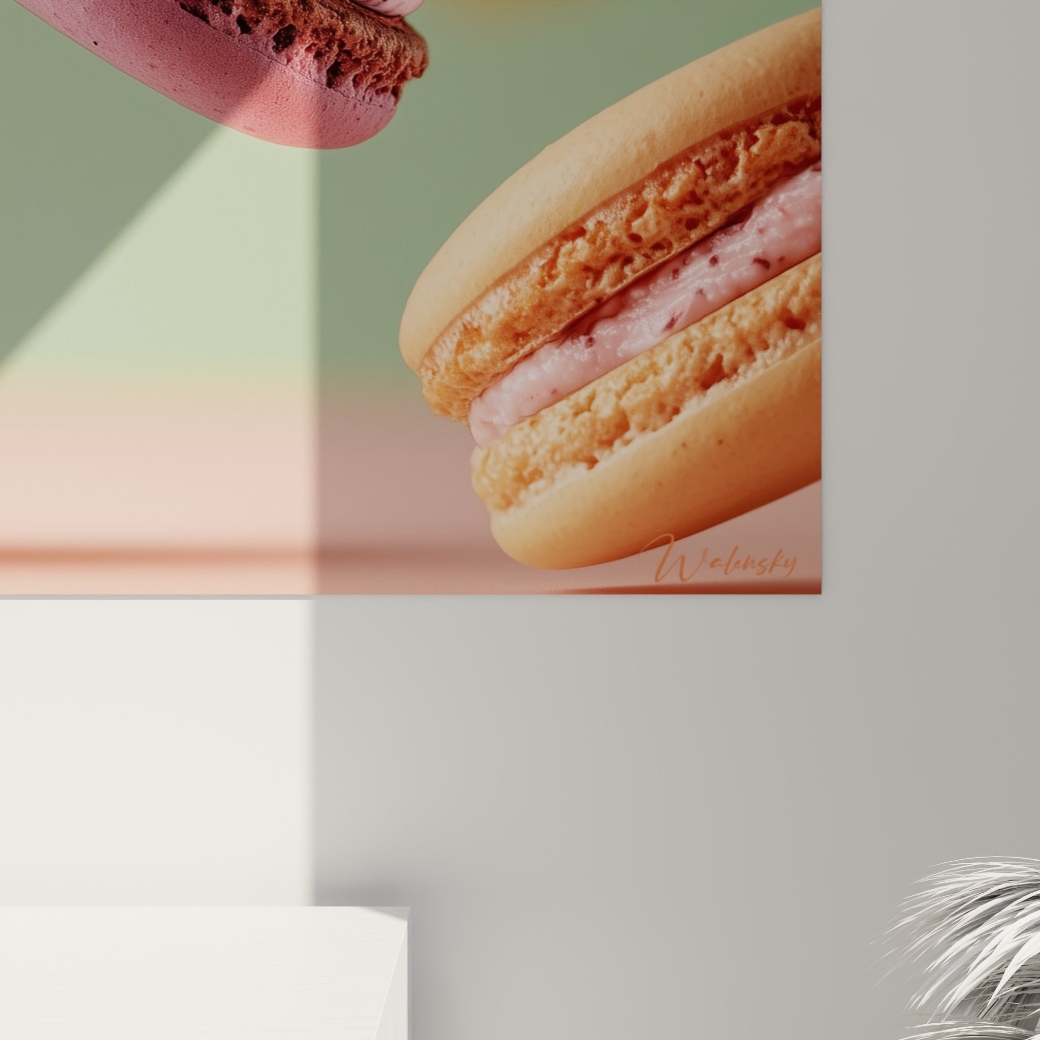 Texture granuleuse des coques roses et crème rosée du macaron visibles en gros plan sur la toile