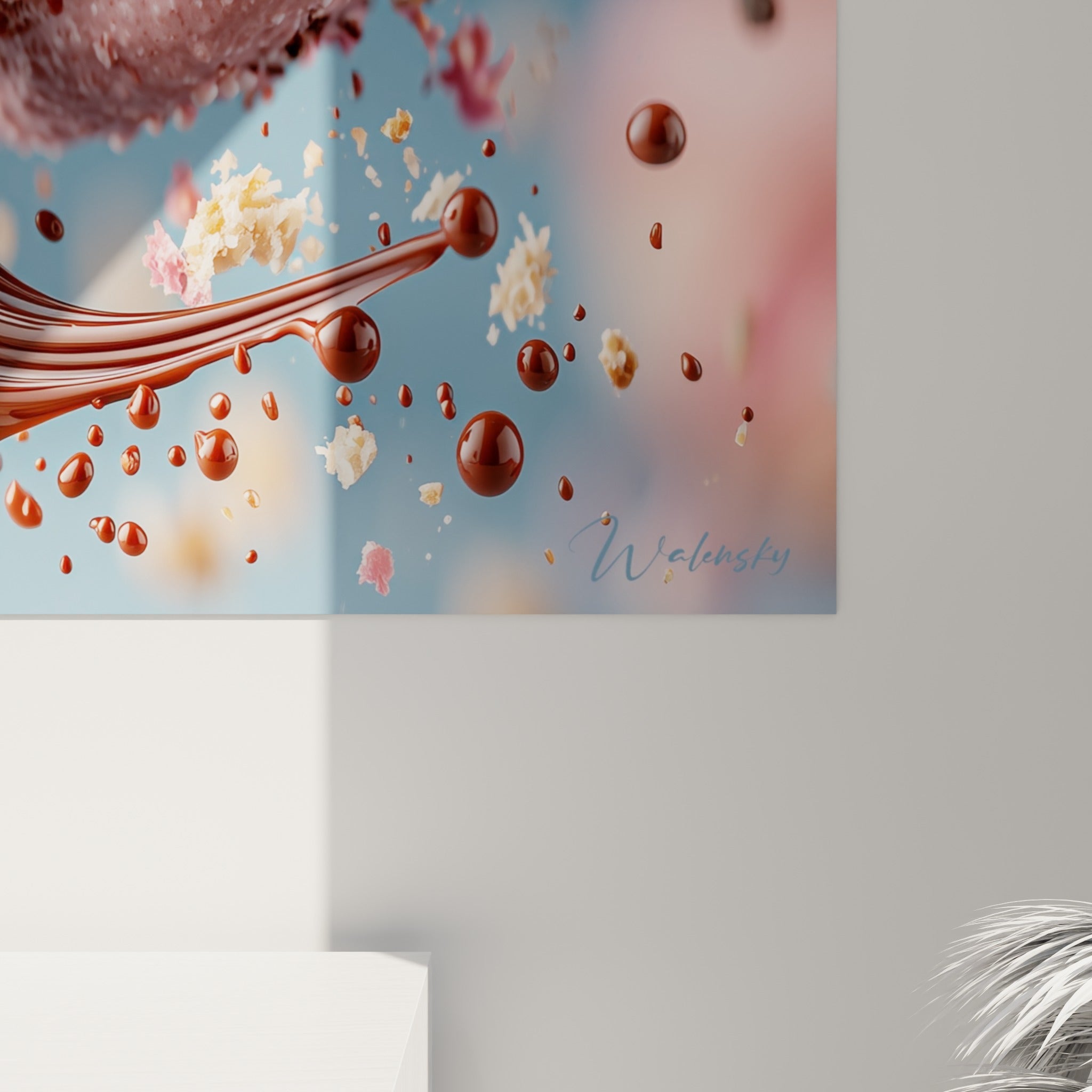Grain sucré de la coque rose et coulures brillantes du chocolat visibles de près sur la toile accrochée