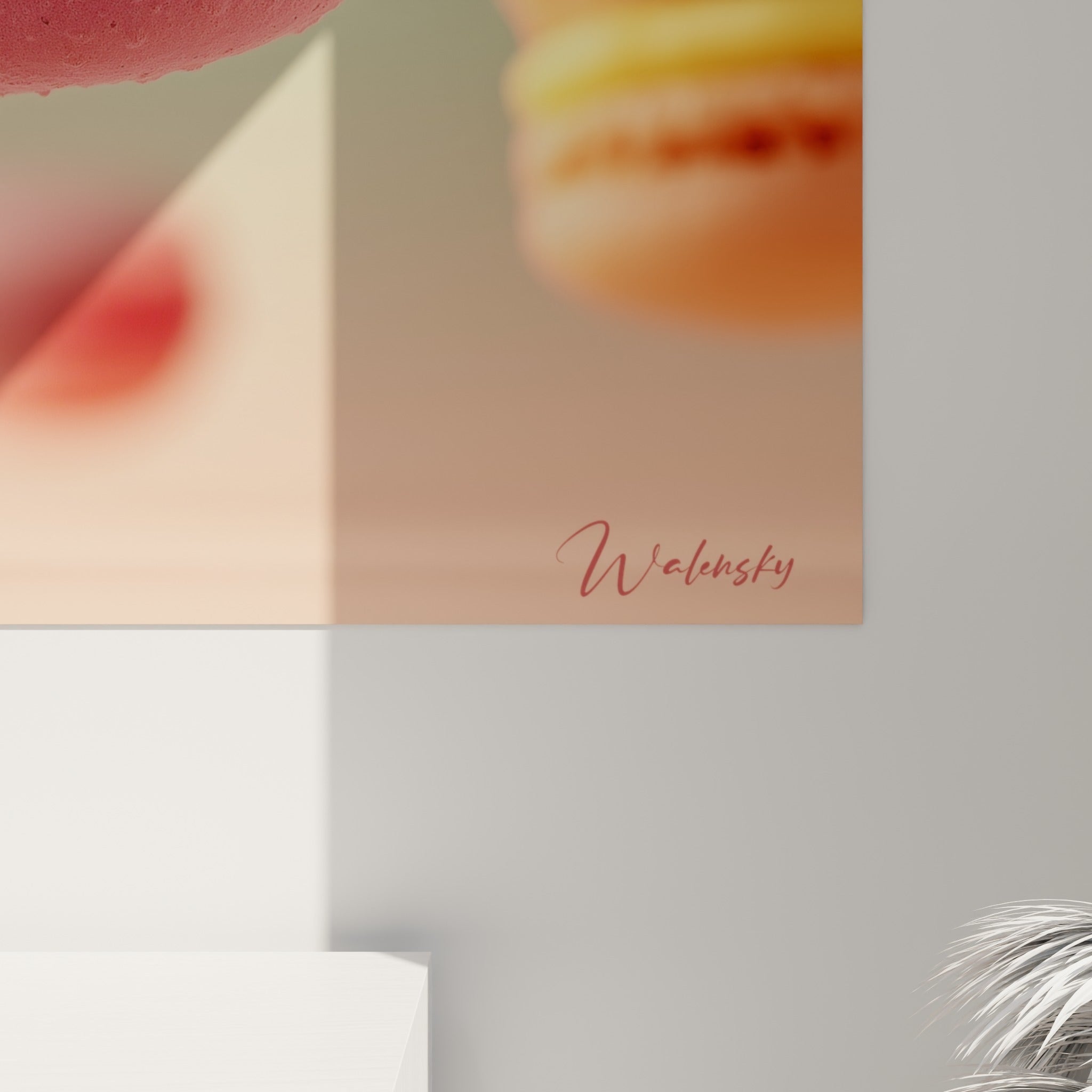 Grain sucré du macaron rose violine et texture moutonnée de la coque pistache en gros plan