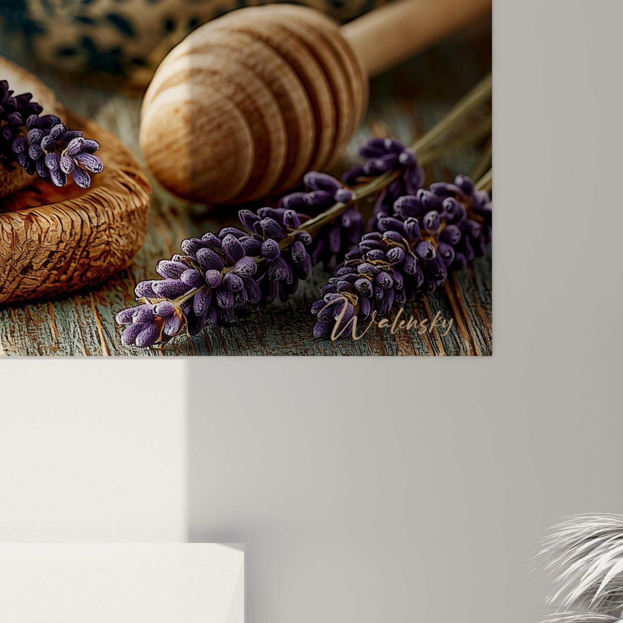 Grain granuleux des coques bleu marine, crème dorée striée et fleurs de lavande violette en détail rapproché