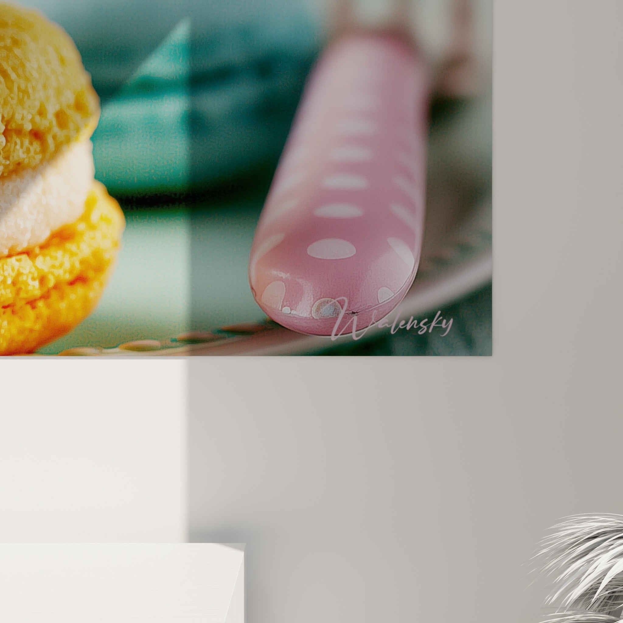 Détail rapproché du grain granuleux des macarons jaune vif et bleu pastel empilés
