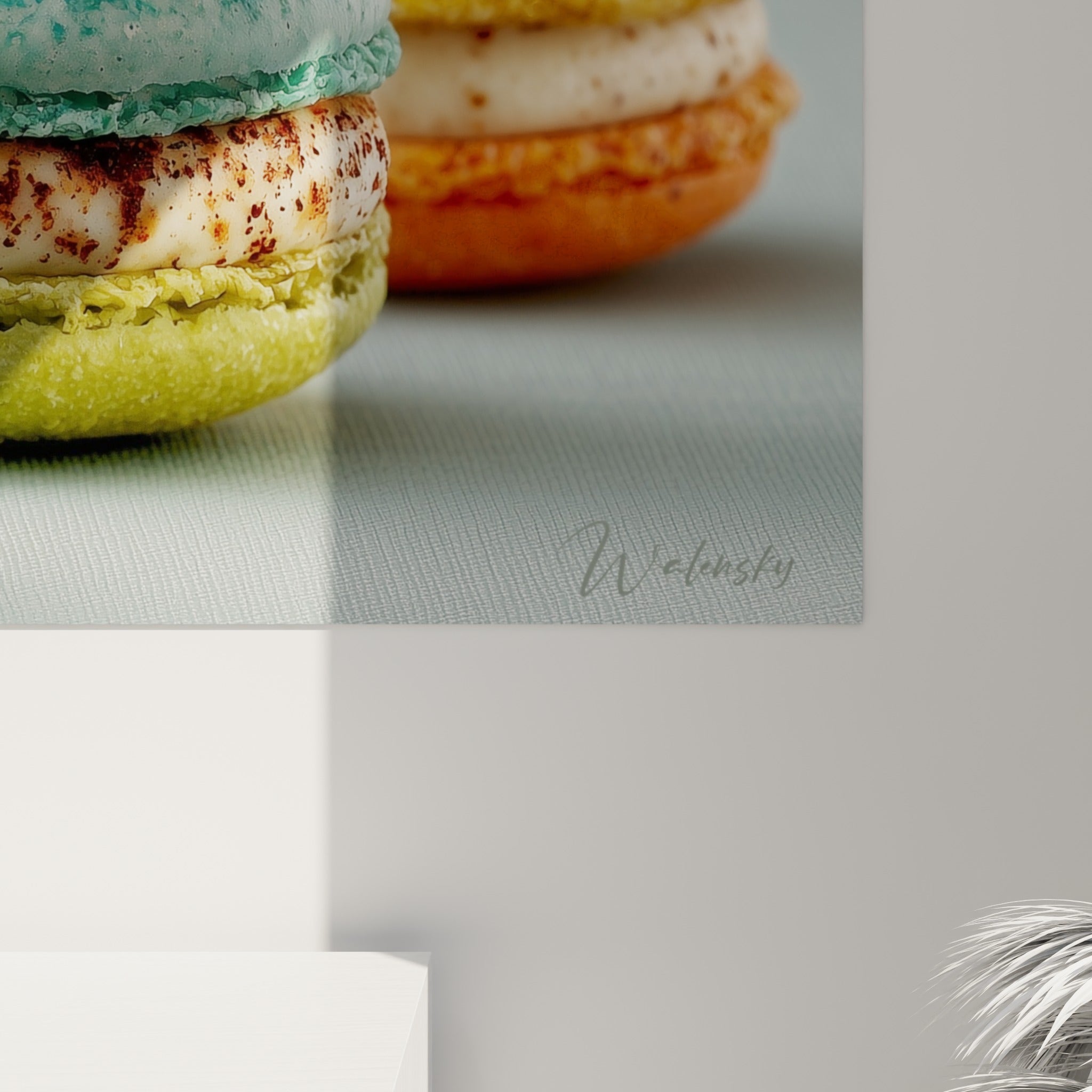 Grain granuleux des macarons turquoise et prune, coulures de crème violette visibles en détail