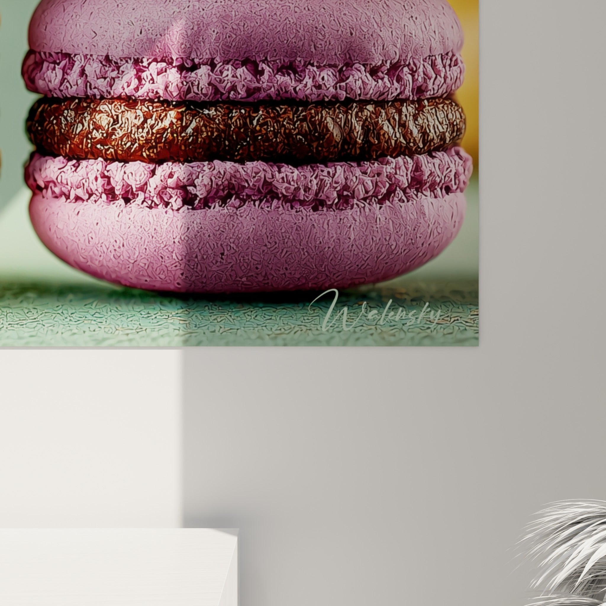 Texture granuleuse des coques de macarons, crème pistache et fourrage chocolat visibles de près