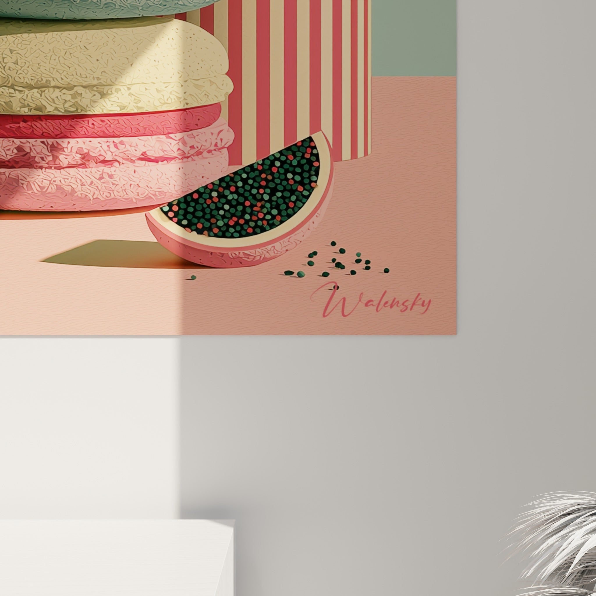 Détail des textures granuleuses des macarons roses et vert sauge, crème visible entre les coques