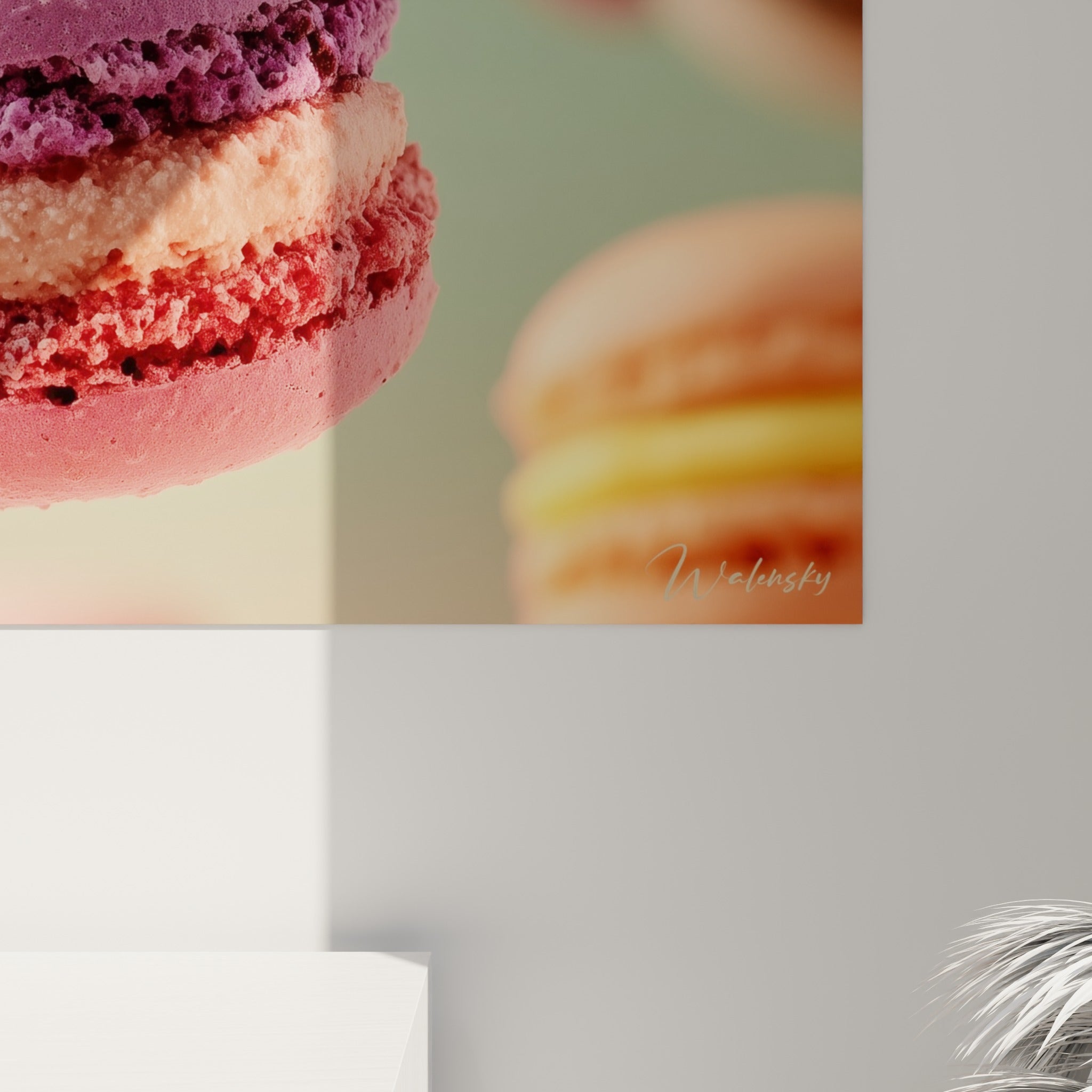 Détail des macarons roses et verts montrant la texture granuleuse et les coulures crémeuses de garniture