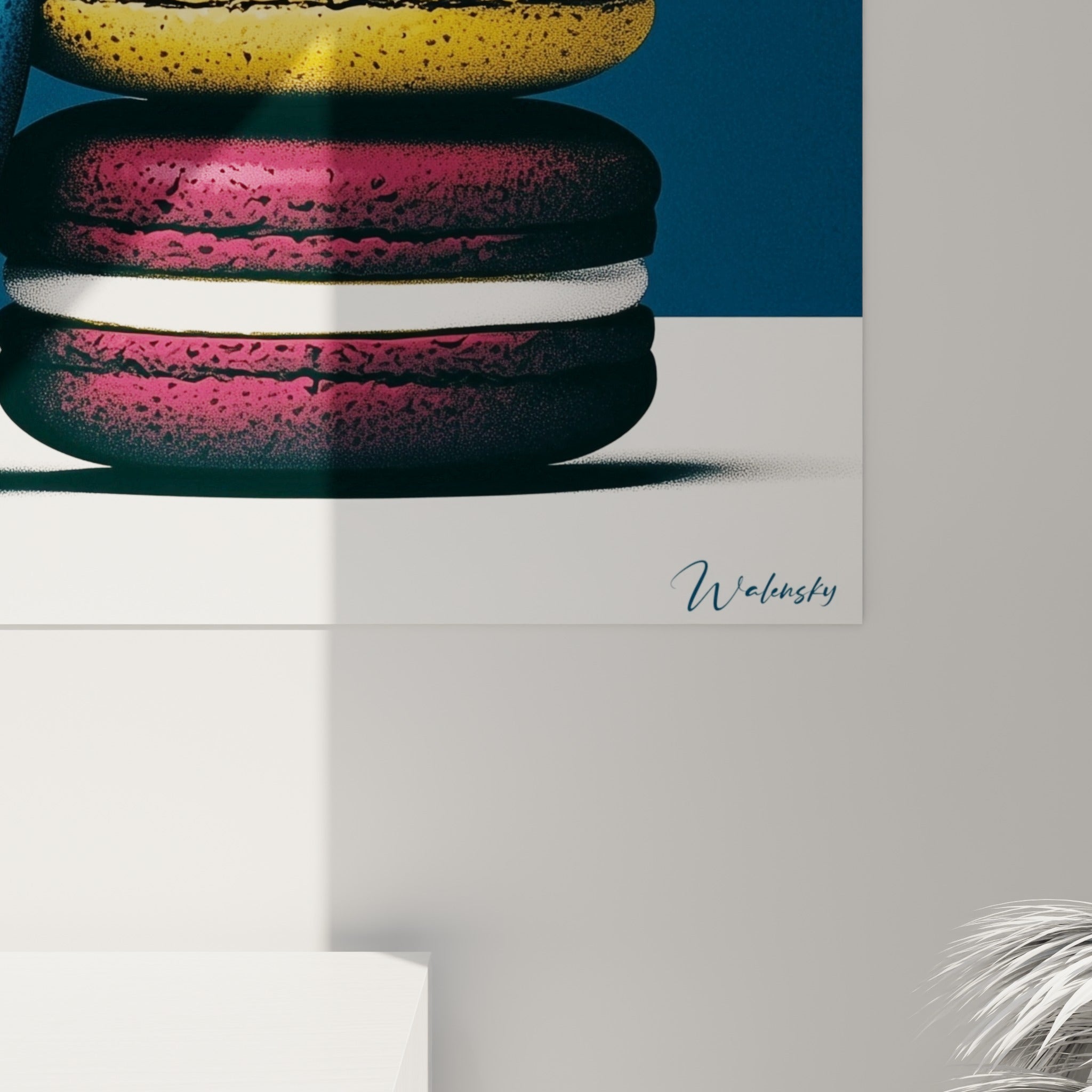 Grain pointilliste visible sur le macaron bleu pétrole et sa garniture blanche crémeuse