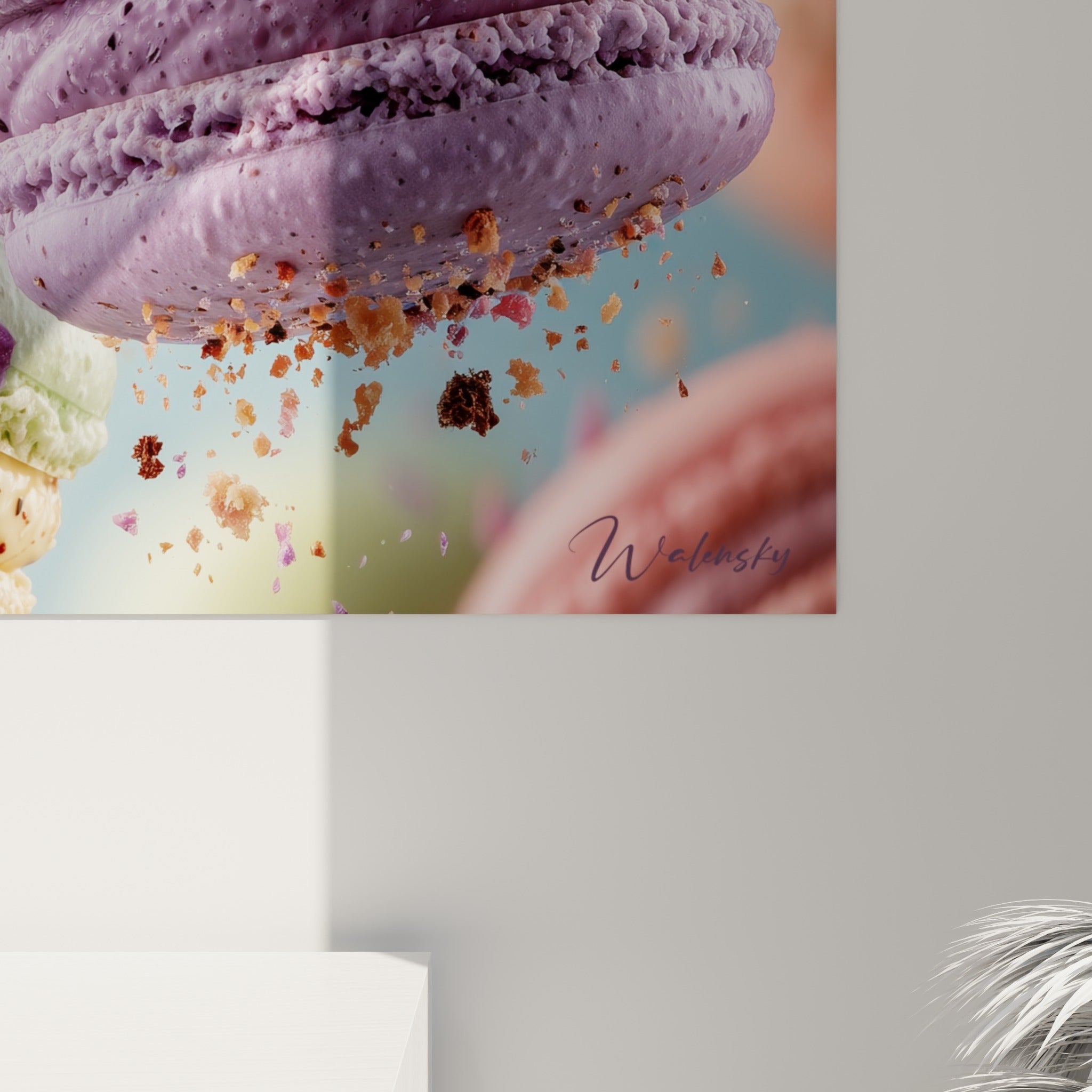 Grain granuleux des coques roses et violettes, gouttes de crème beige figées entre les macarons pastel