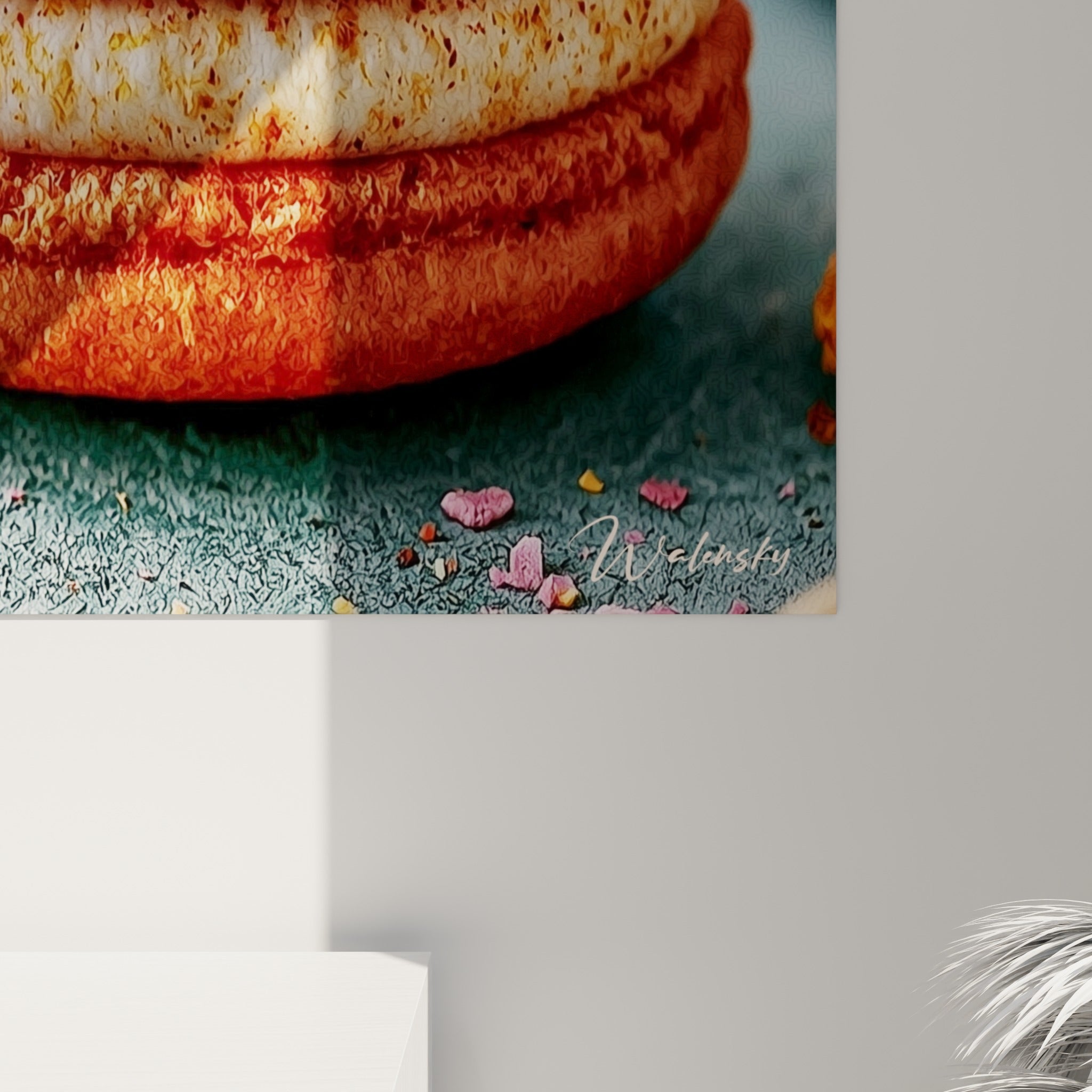 Grain poudré du macaron violet et jaune, coulures de crème blanche visibles en gros plan sur la toile