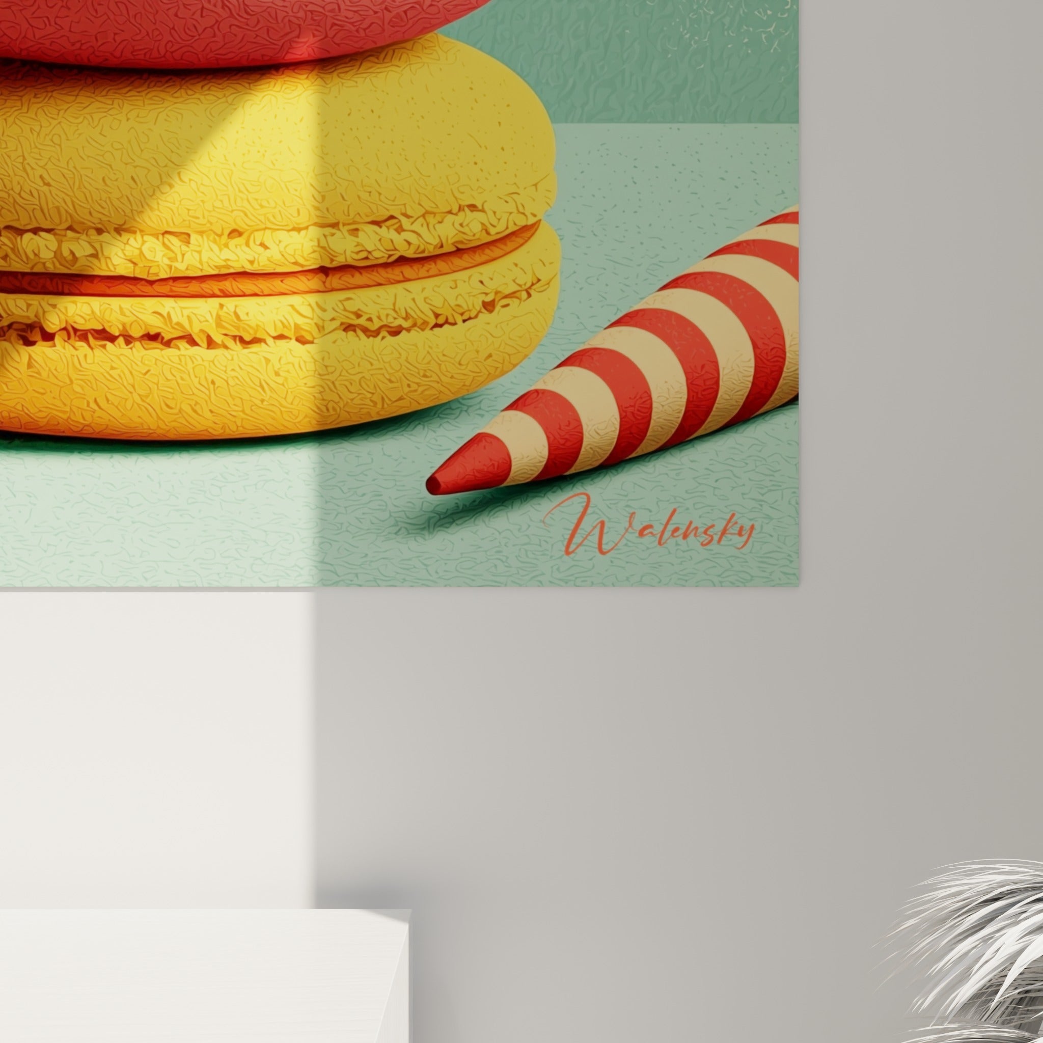 Grain texturé des coques de macaron rouge et jaune, coulures de crème visibles à l'accroche murale
