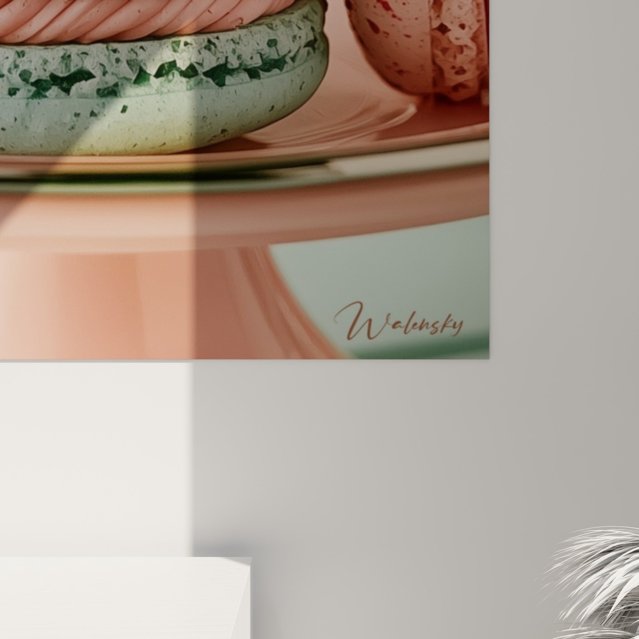 Grain granuleux des coques rose corail et vert menthe, crème torsadée et perles de sucre en gros plan