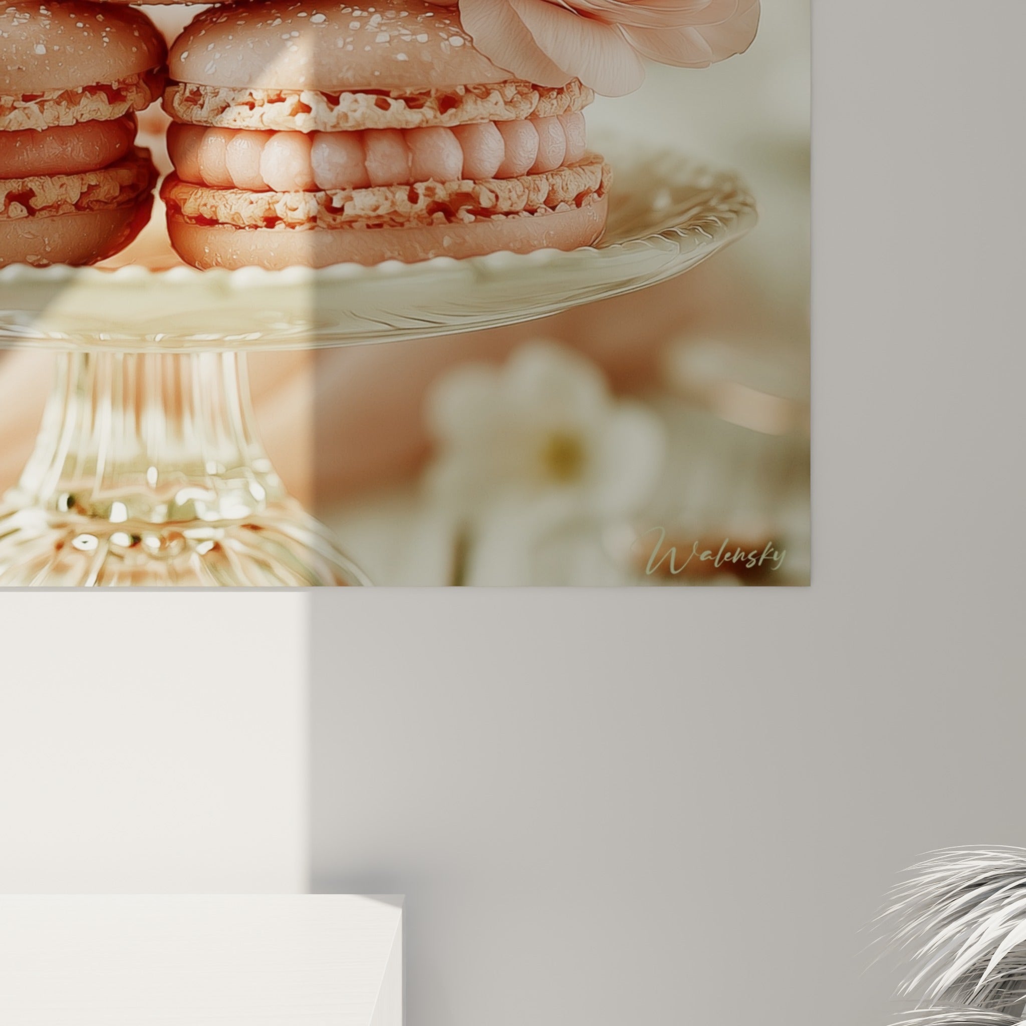 Détail de la texture granuleuse des macarons rose poudré et des pétales blancs veloutés, coulures de lumière visibles