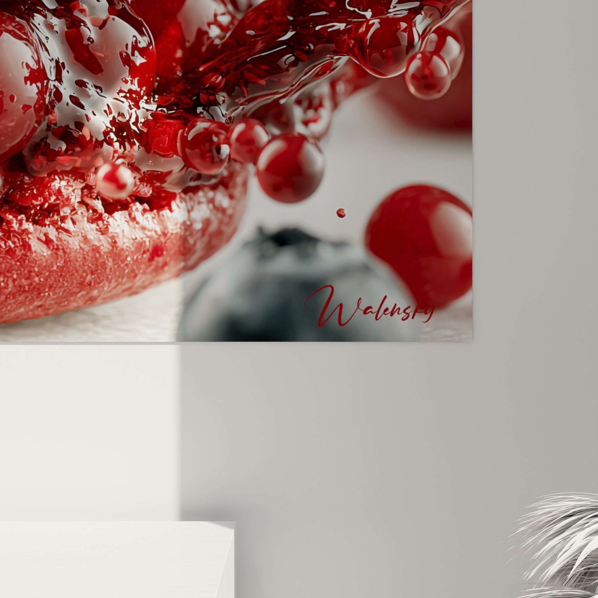 Gouttes de jus rouge et grain sucré du macaron visibles en gros plan sur la toile accrochée