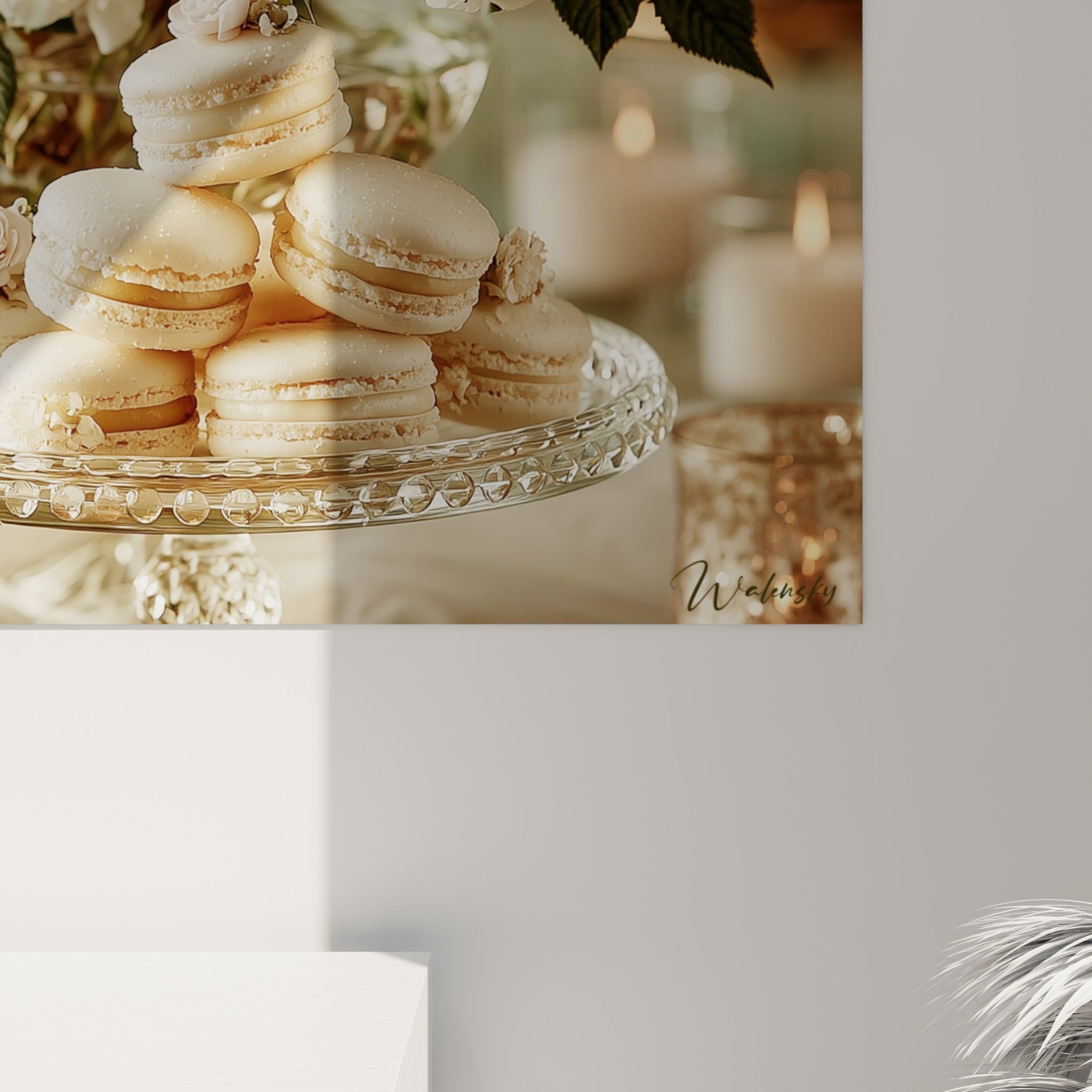 Pétales de roses ivoire et grain poudré des macarons se touchent en gros plan texturé
