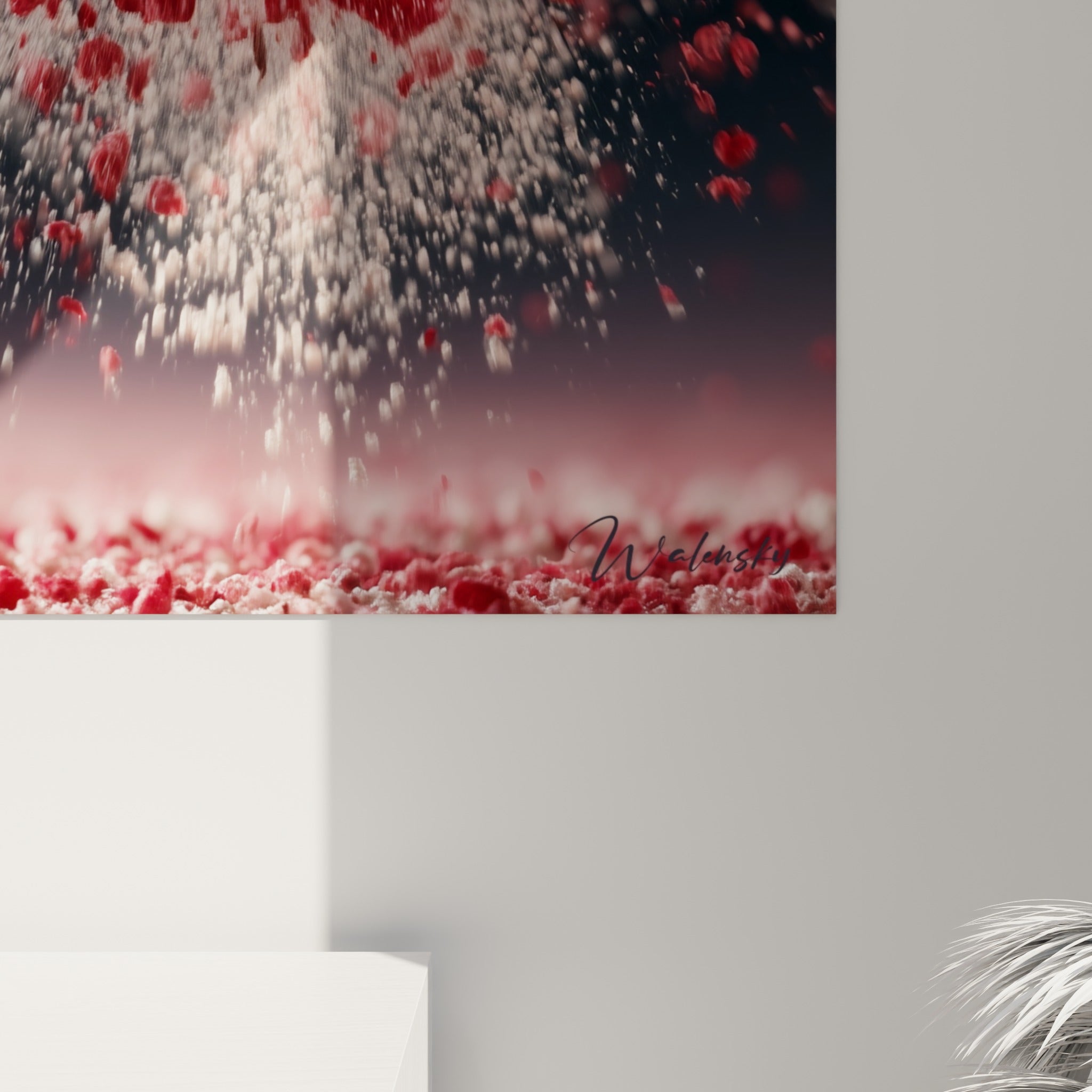 Grain sucré et coulures roses se détachent en gros plan, poudre blanche et fond anthracite texturés