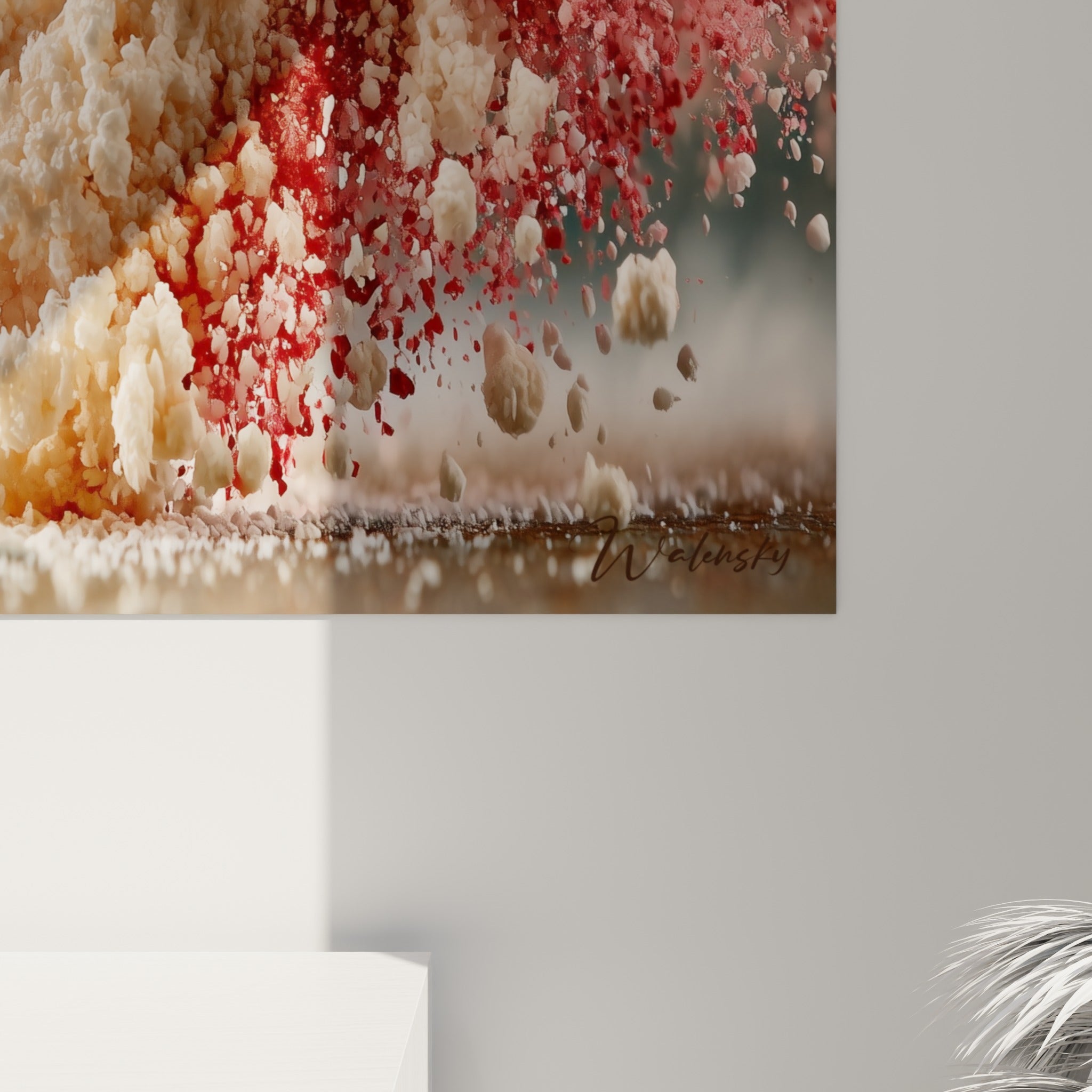 Grain de sucre glace et coulures de confiture rouge visibles sur la coque rose du macaron