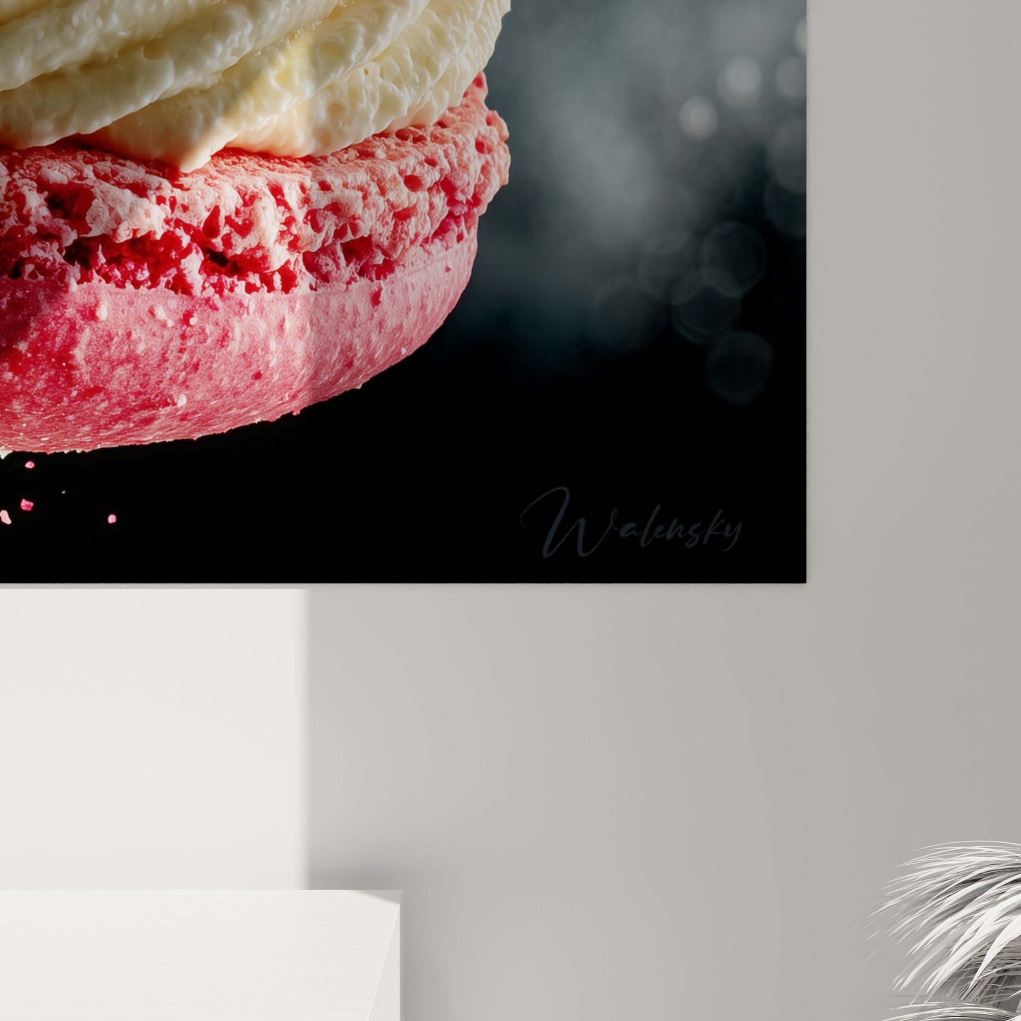 Grain de sucre glace et fragments rose framboise visibles de près sur la surface du tableau