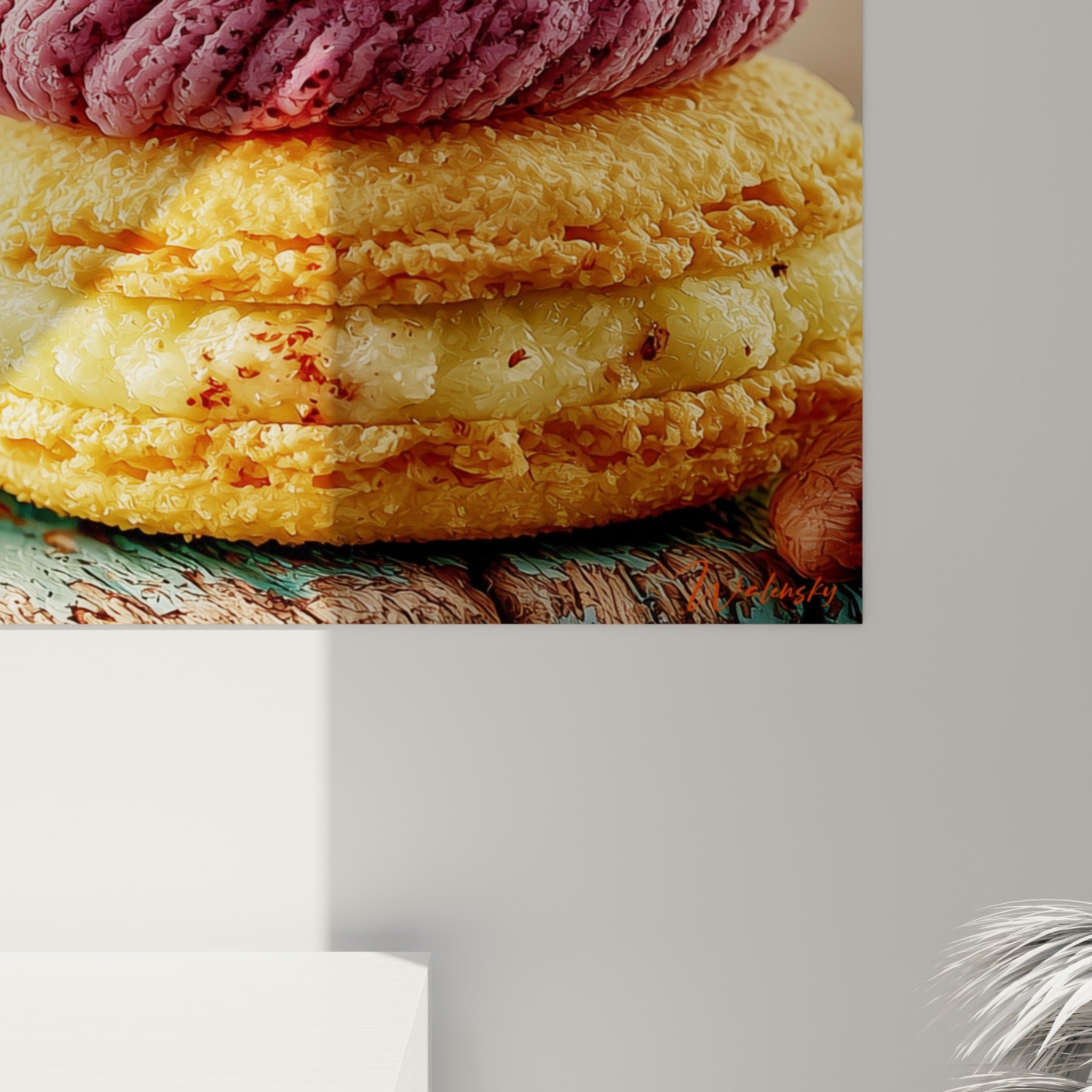 Grain granuleux et texture sucrée des macarons bleu turquoise et jaune doré visibles en gros plan sur la toile