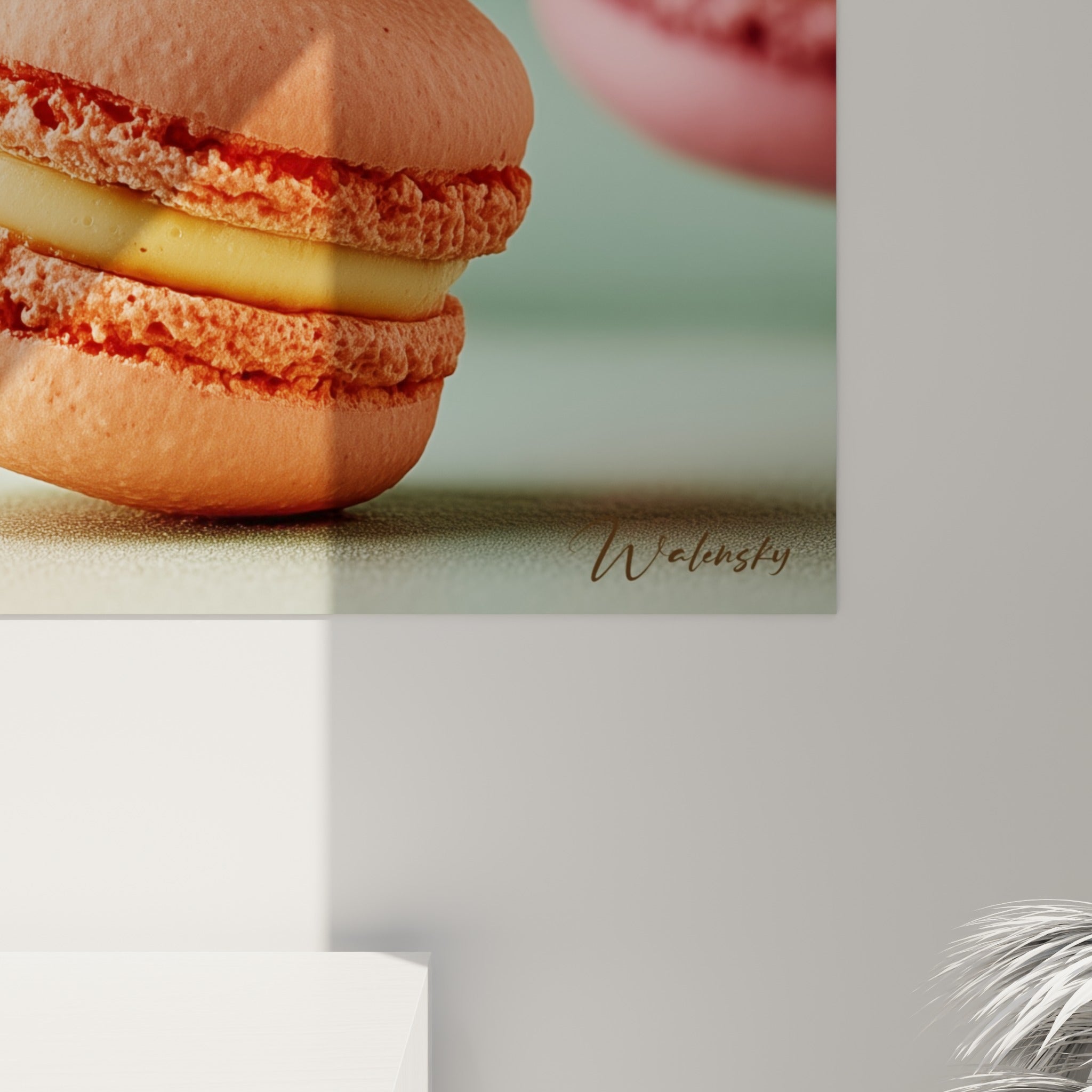 Grain sucré et vermicelles colorés du macaron rose, texture croquante et crème visible en gros plan