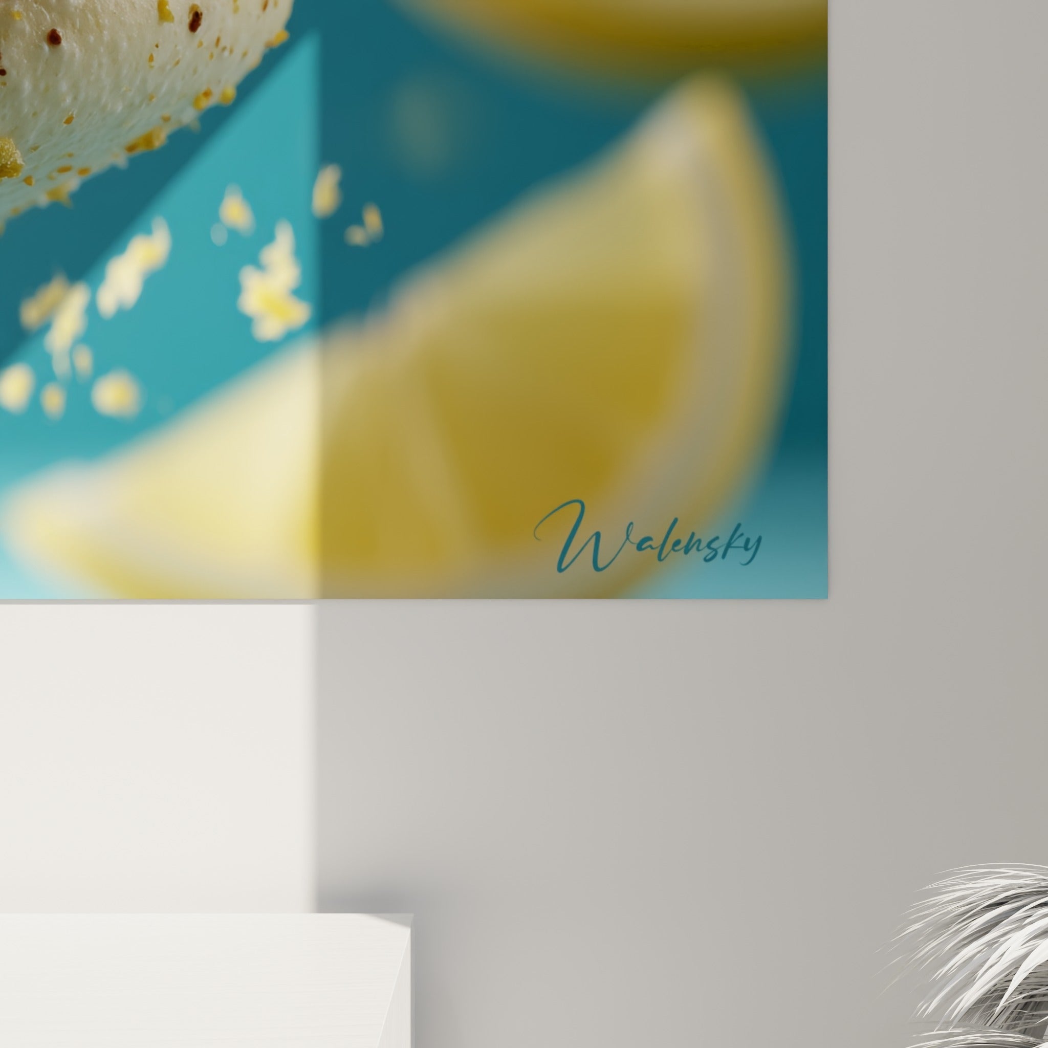 Texture crémeuse du macaron et grain du zeste de citron visibles en surface avec reflets bleu turquoise