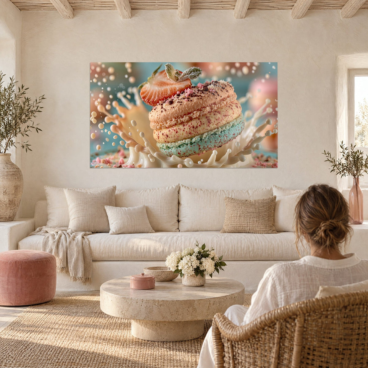 Schilderij macaron in perzik en turquoise, gekroond met een aardbei, melkspatje, boven een bank in een lichte woonkamer