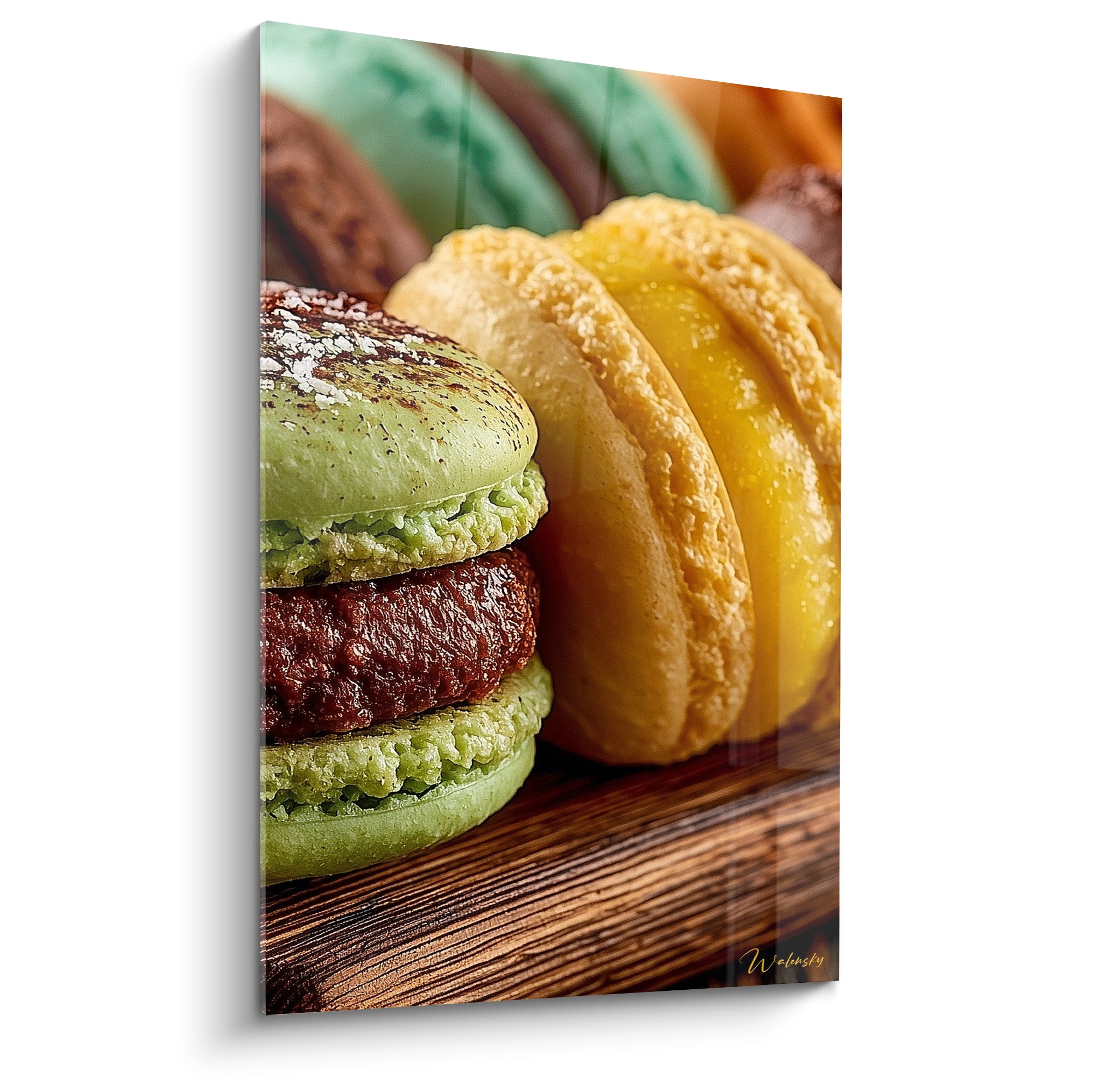 Macarons vert pistache et jaune miel empilés, coques craquelées, garniture chocolat sur bois brun