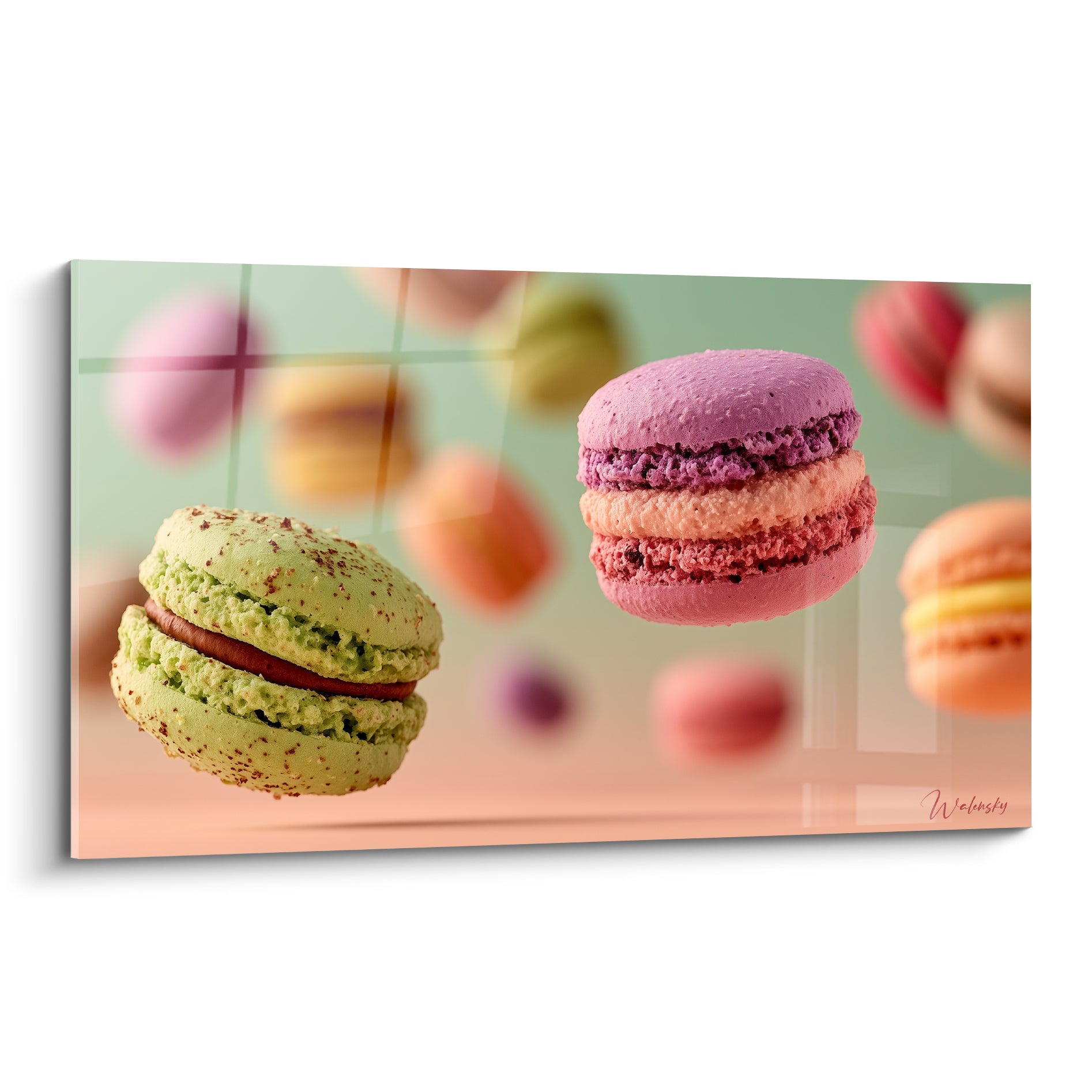 Macarons vert pistache et rose violine en apesanteur sur fond vert et pêche dégradé