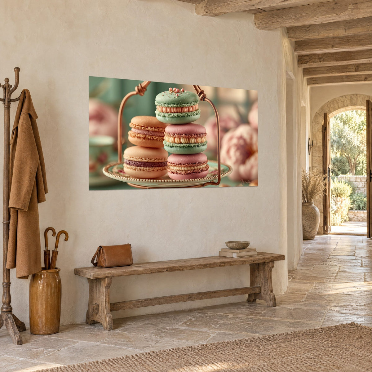 Gemälde Stapel aus Macarons-Schalen in Pastell-Mandelgrün und Bonbonrosa, gedrehter Kupfergriff, unscharfe Pfingstrosen, im Eingang mit Steinwand