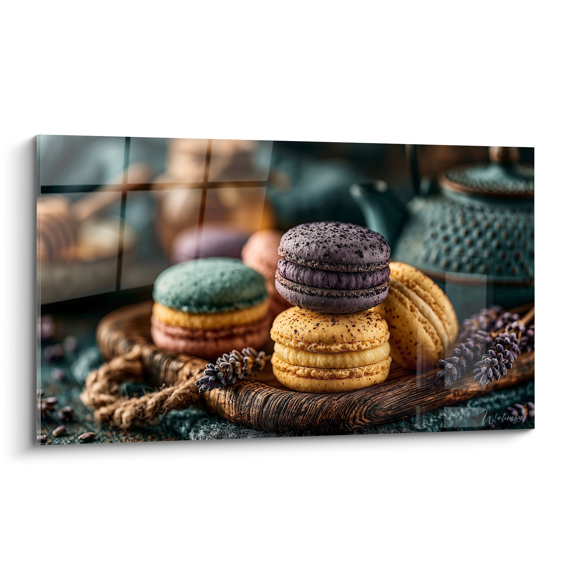 Macarons violets et dorés empilés sur plateau bois, texture mouchetée, lavande et théière en fond
