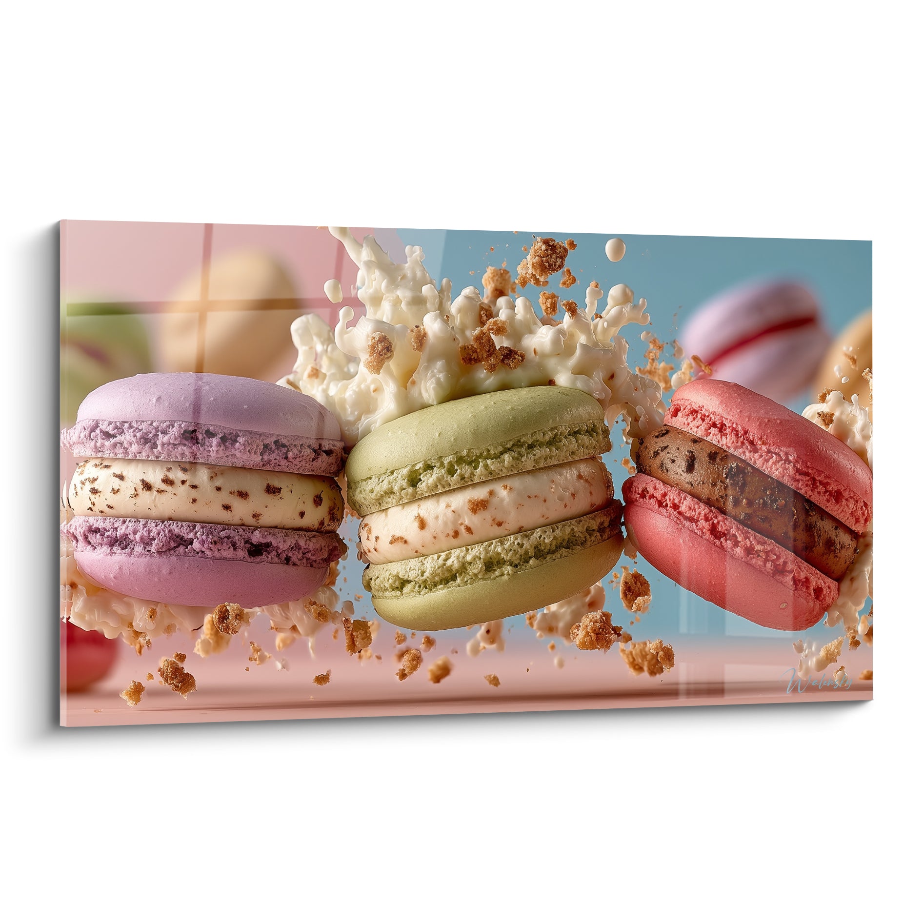 Macarons violet lilas, vert pistache et rose corail éclaboussés de lait sur fond bleu pastel