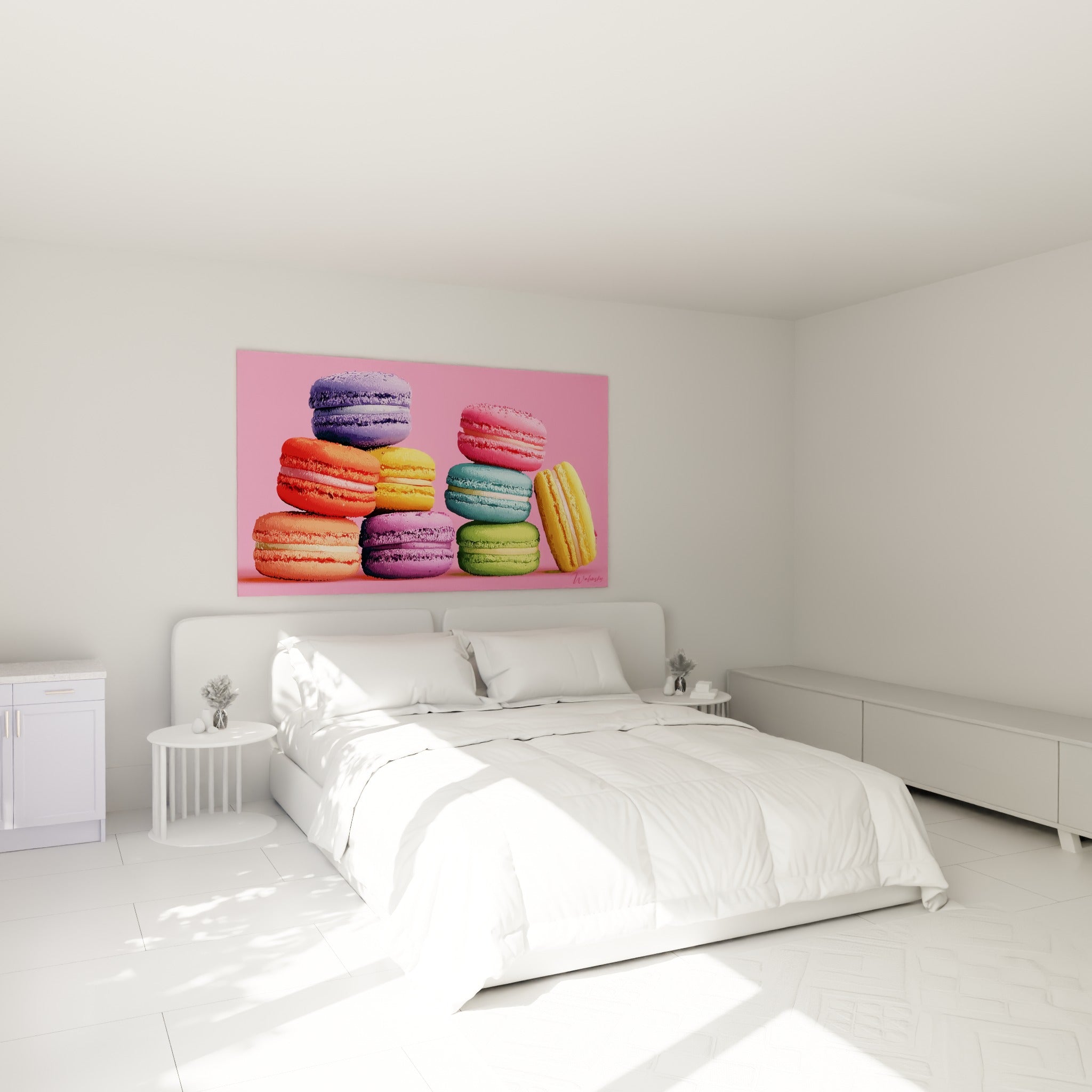Empilement de macarons roses, verts et dorés au-dessus d'un lit dans une chambre claire