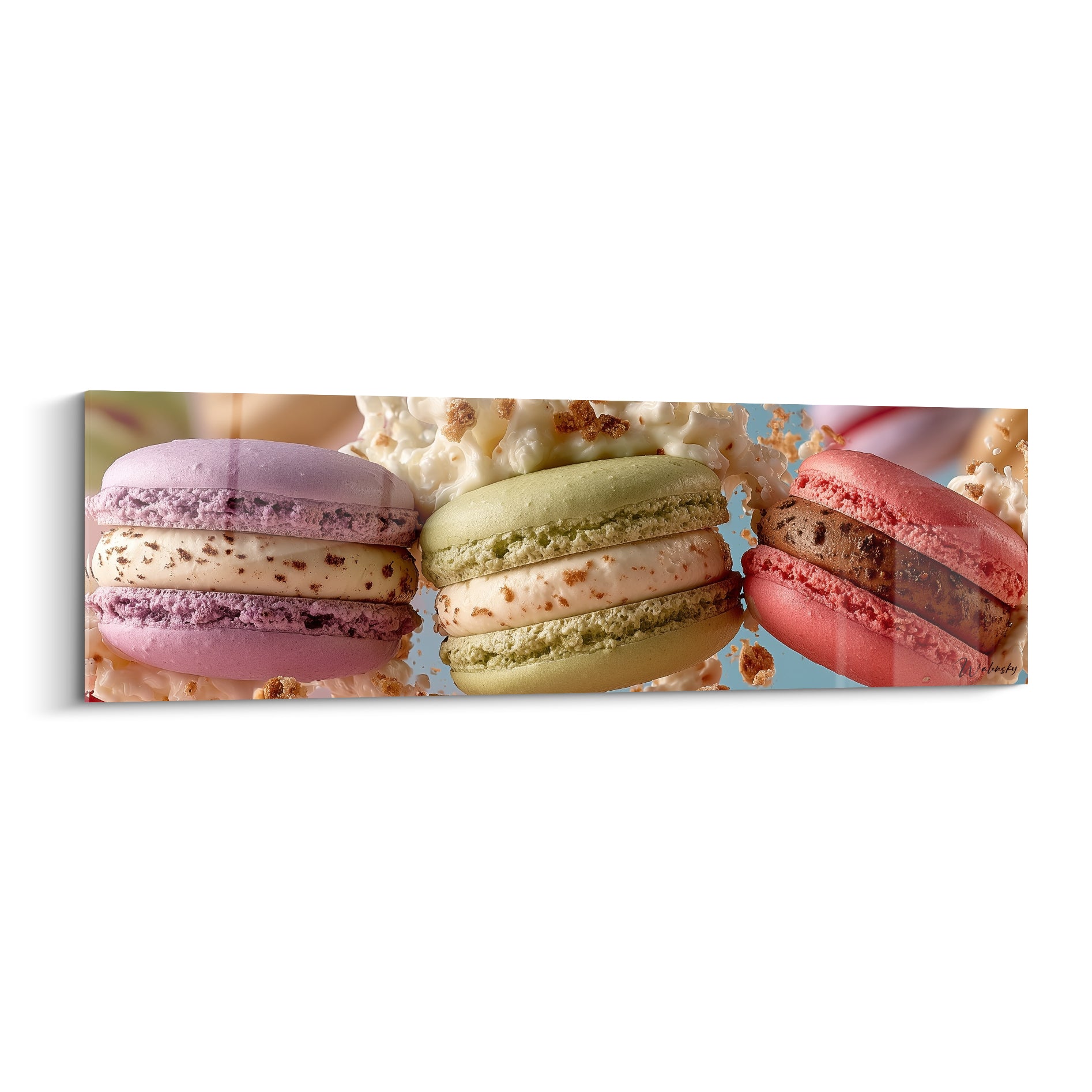 Macarons violet, vert et rose empilés avec crème dorée, fond bleu pastel lumineux