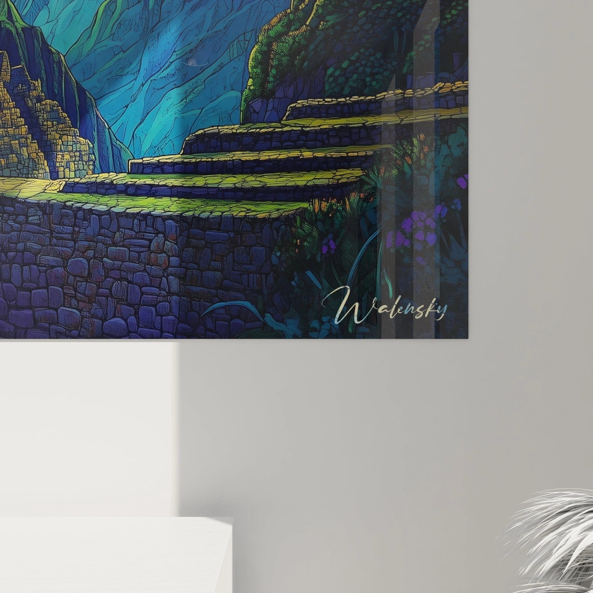 Un tableau des Andes où Machu Picchu s'étend en terrasses de pierre, sous un ciel bleu profond et un soleil-vitrail rayonnant aux teintes dorées et orangées, créant un contraste saisissant avec les montagnes bleu-vert et offrant une interprétation spirituelle du site archéologique.
